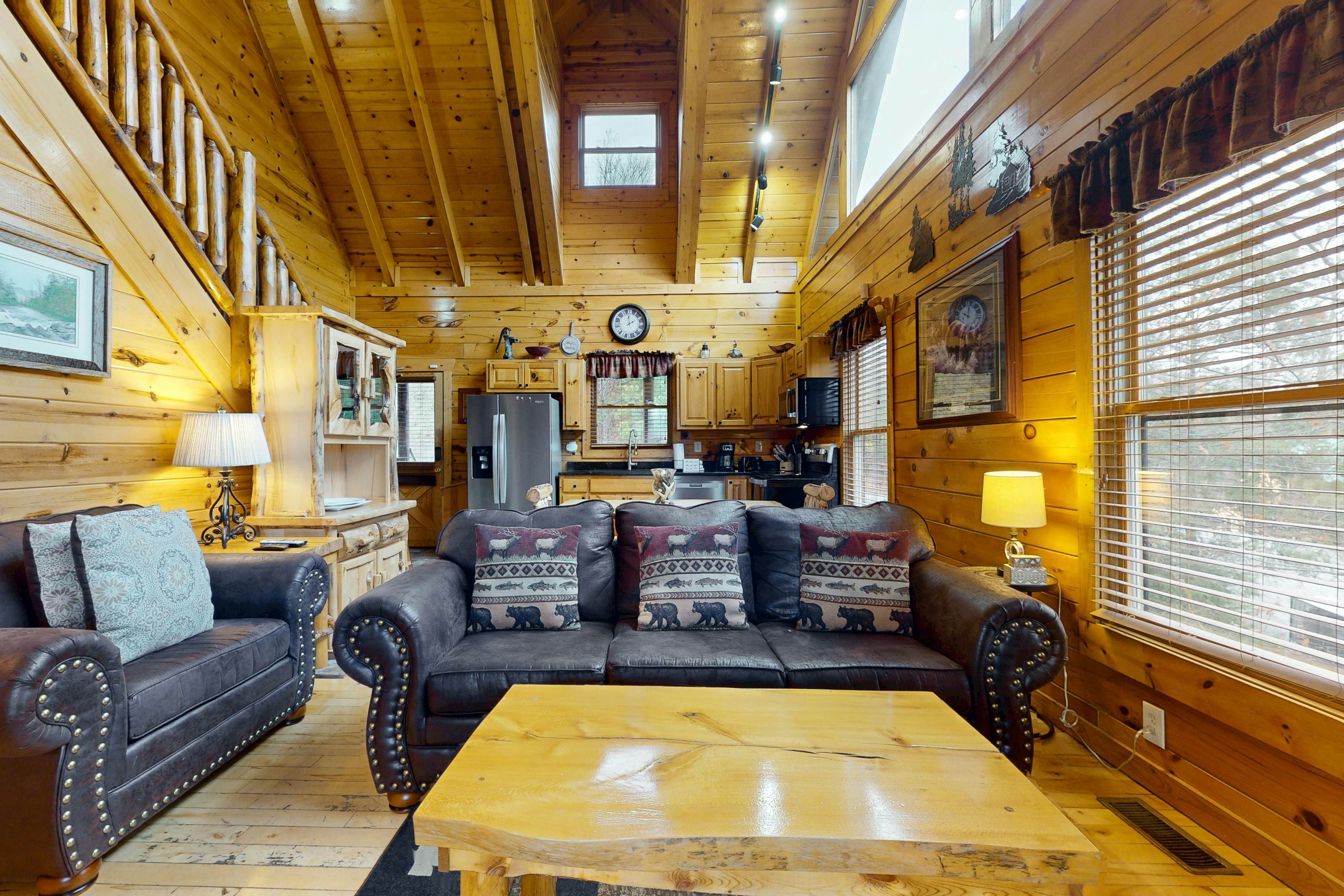 Mountain view cabin with private hot tub and game room + Free Attraction Tickets