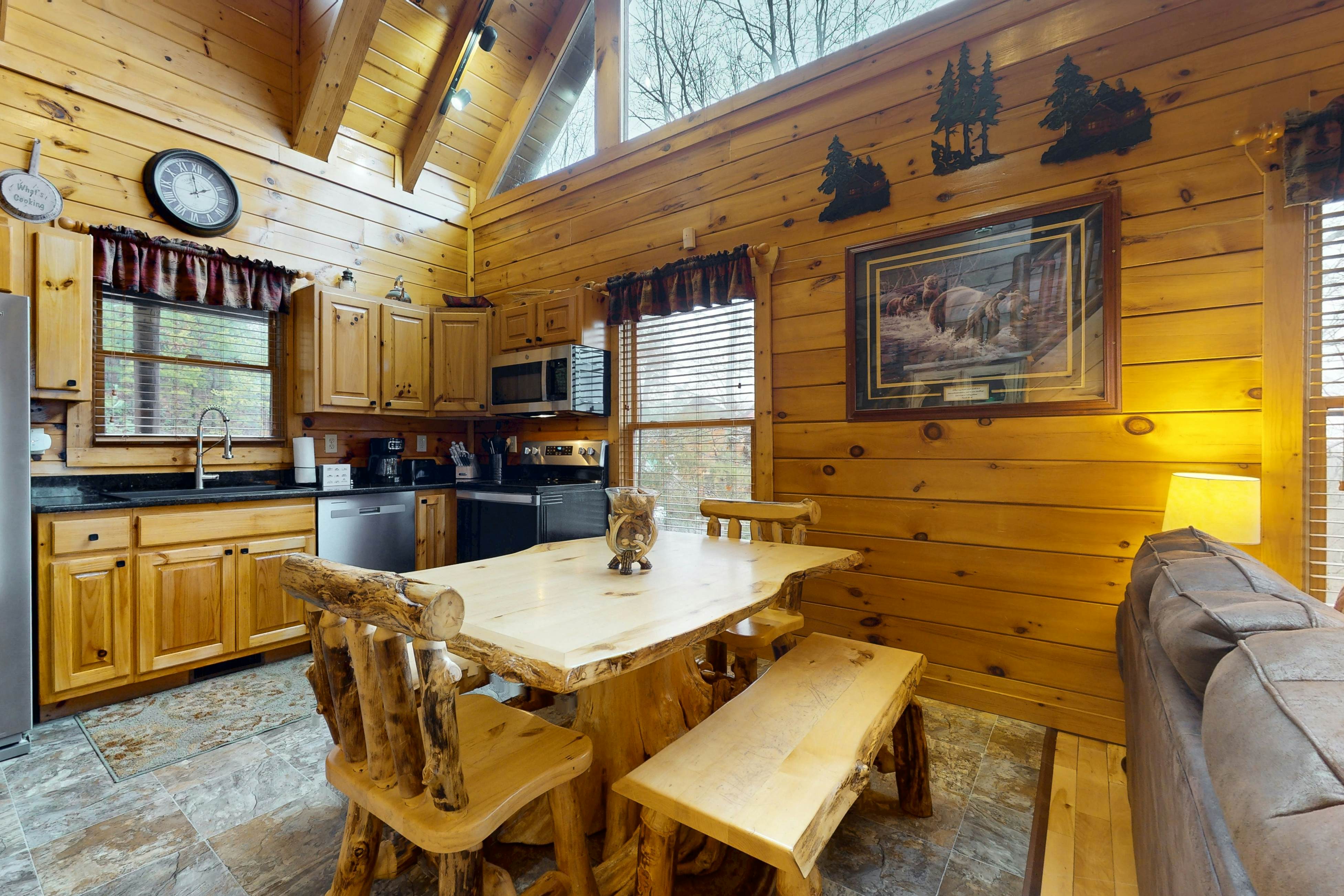 Mountain view cabin with private hot tub and game room + Free Attraction Tickets