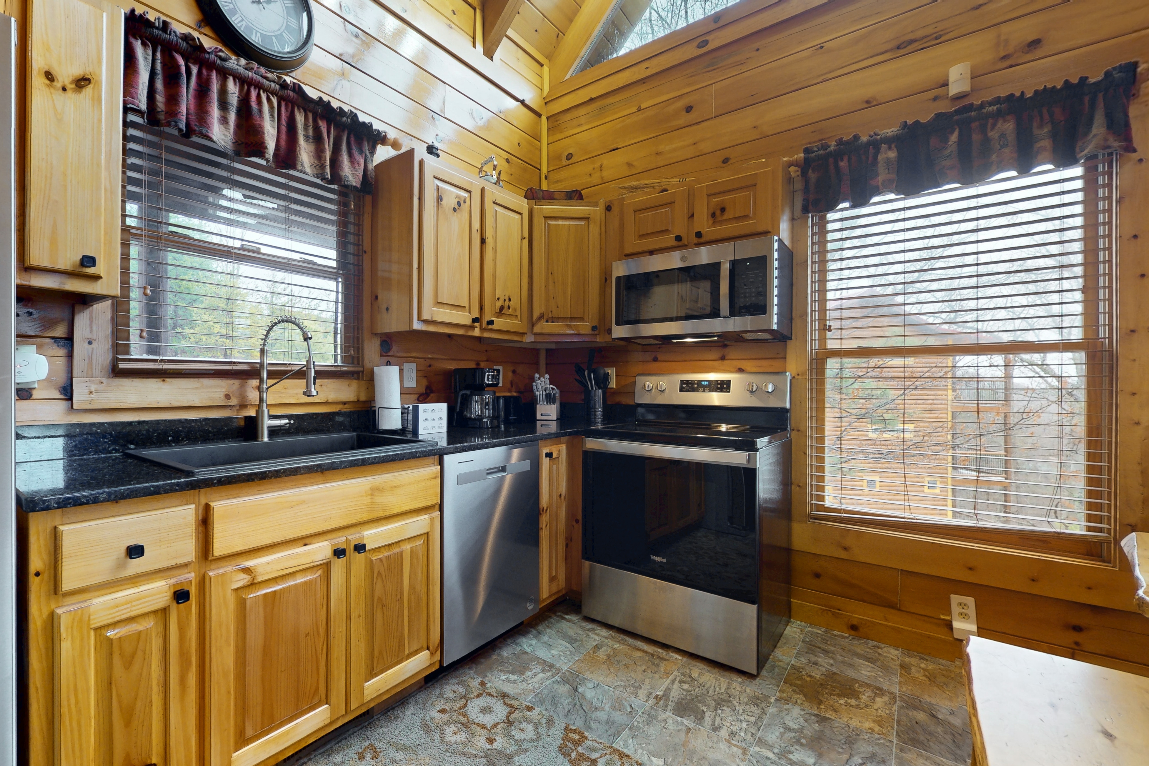 Serene Mtn View Cabin, Sleeps 10・Hot Tub・Game Room