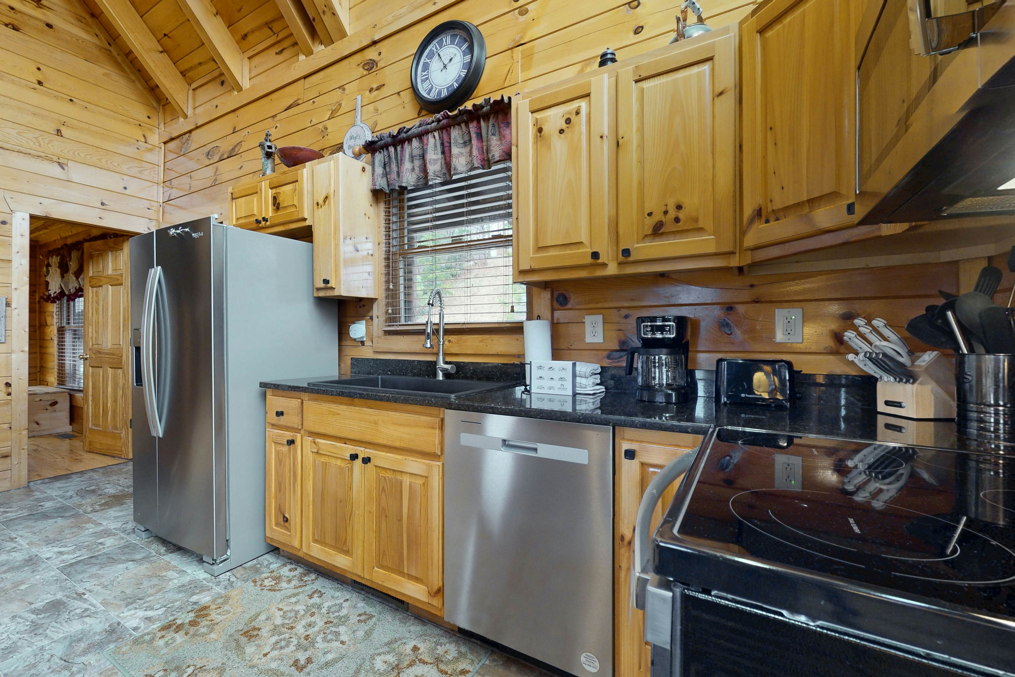 Mountain view cabin with private hot tub and game room + Free Attraction Tickets