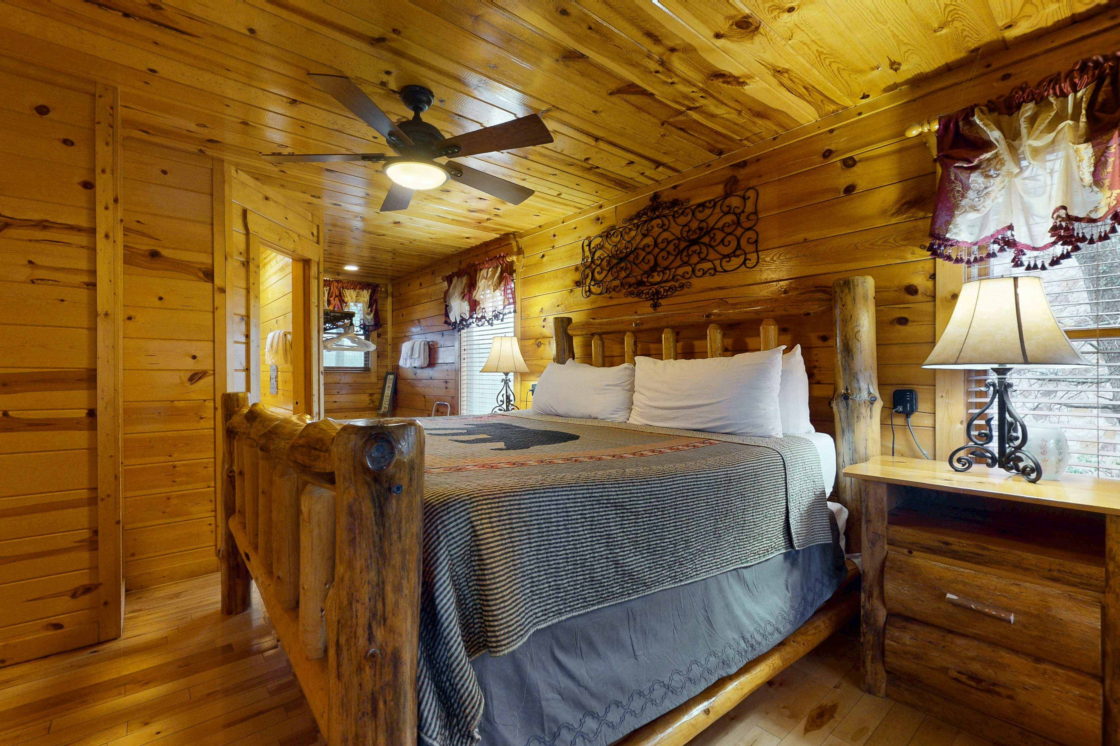 Mountain view cabin with private hot tub and game room + Free Attraction Tickets