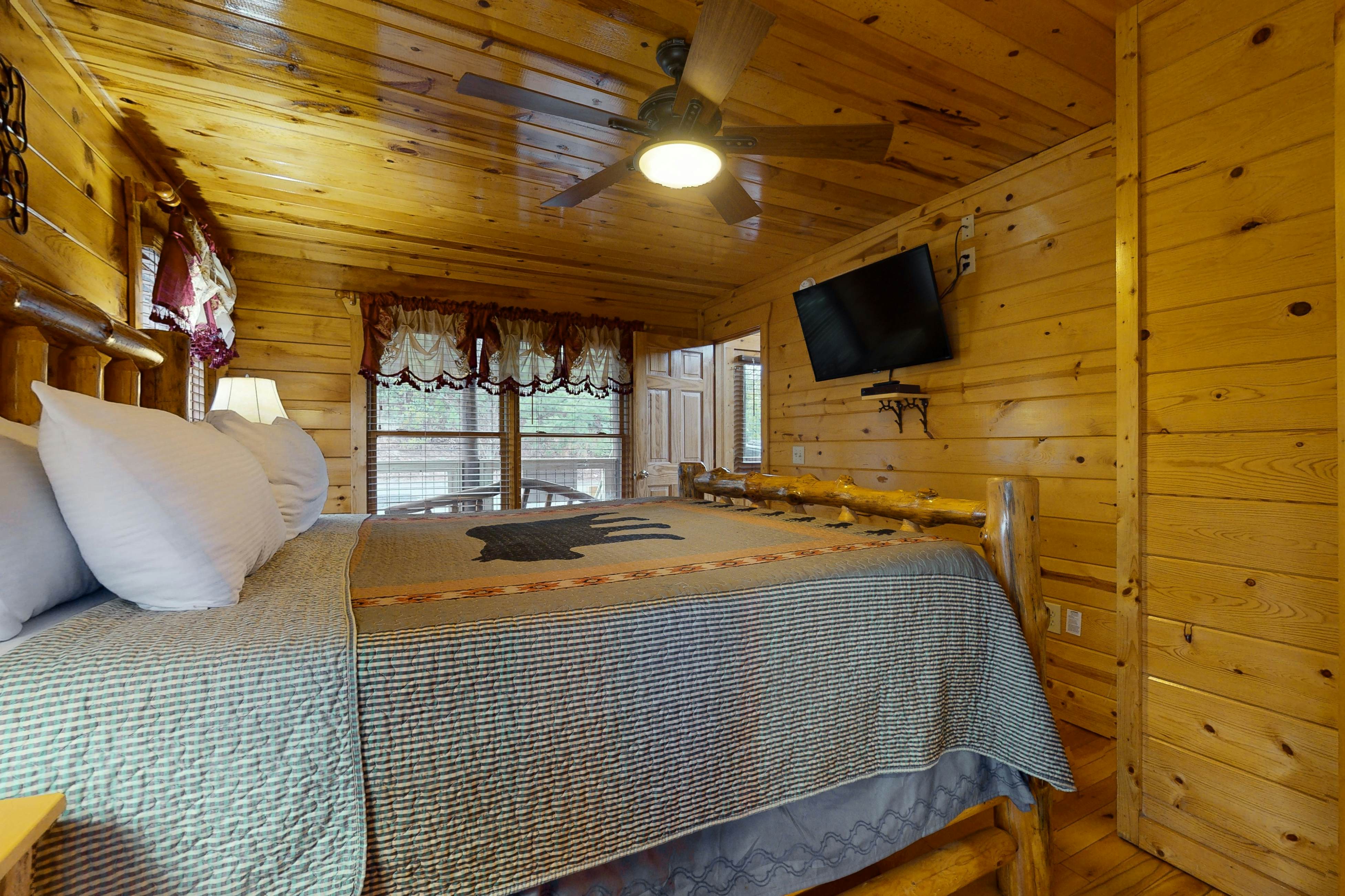 Mountain view cabin with private hot tub and game room + Free Attraction Tickets