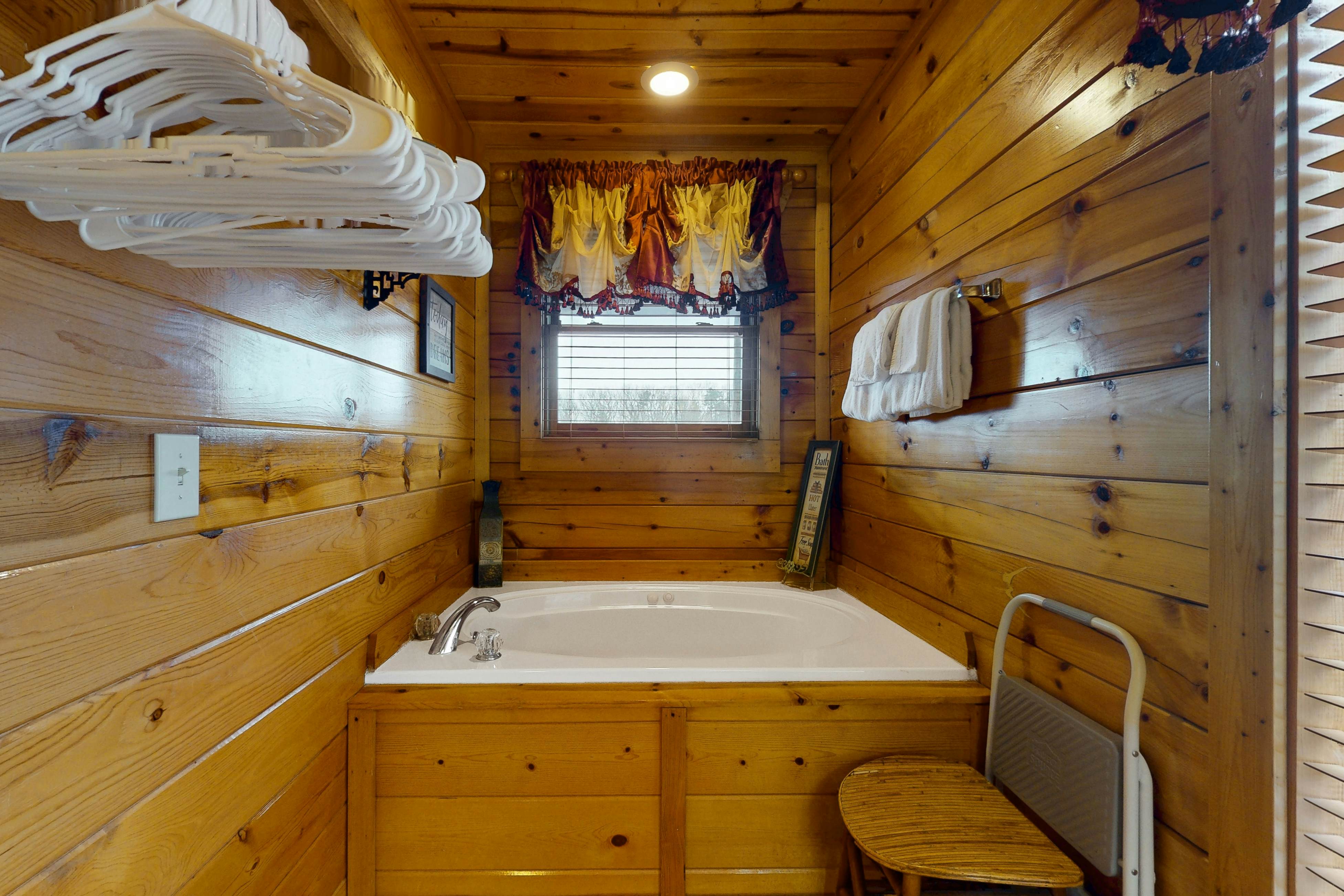 Mountain view cabin with private hot tub and game room + Free Attraction Tickets