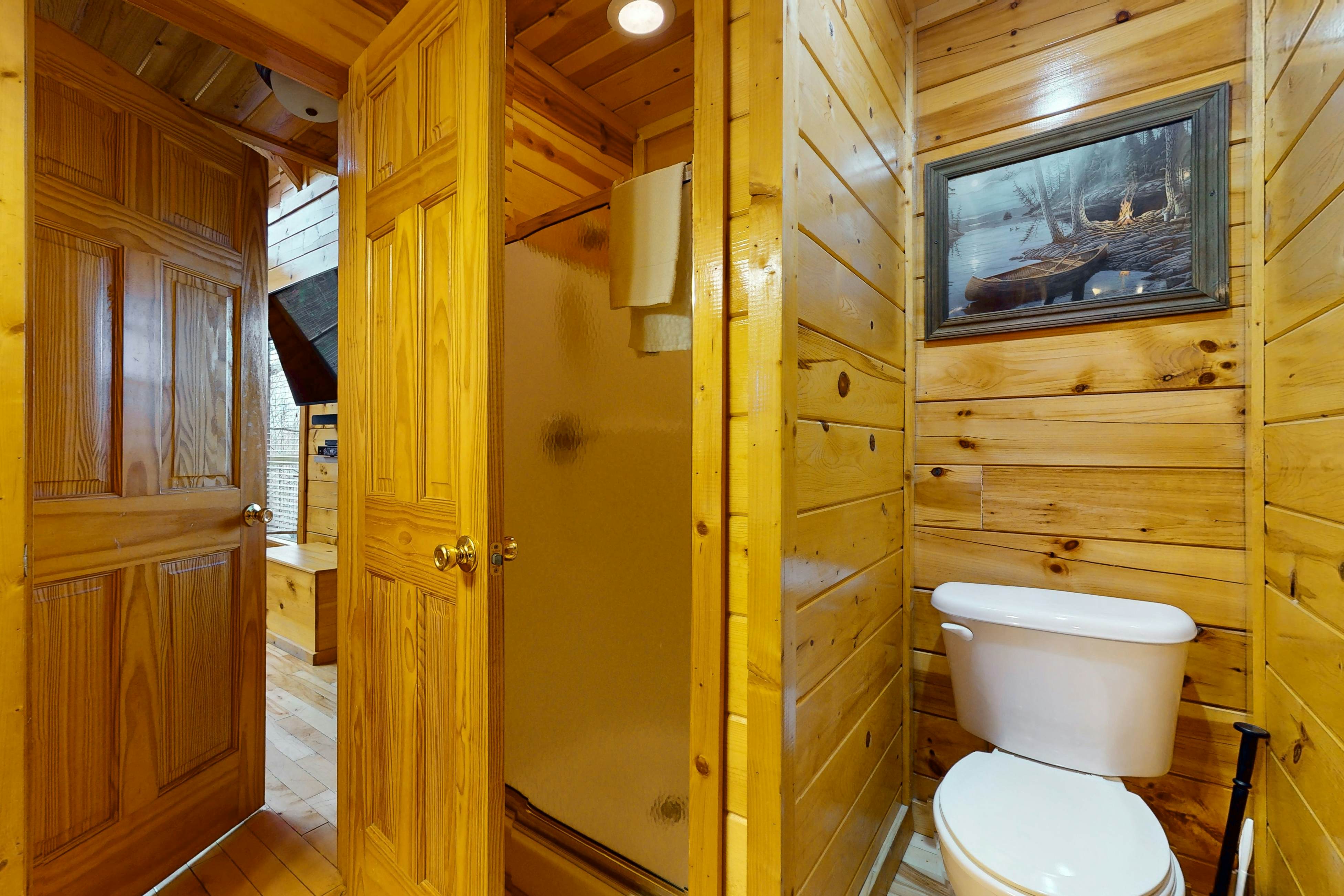 Mountain view cabin with private hot tub and game room + Free Attraction Tickets