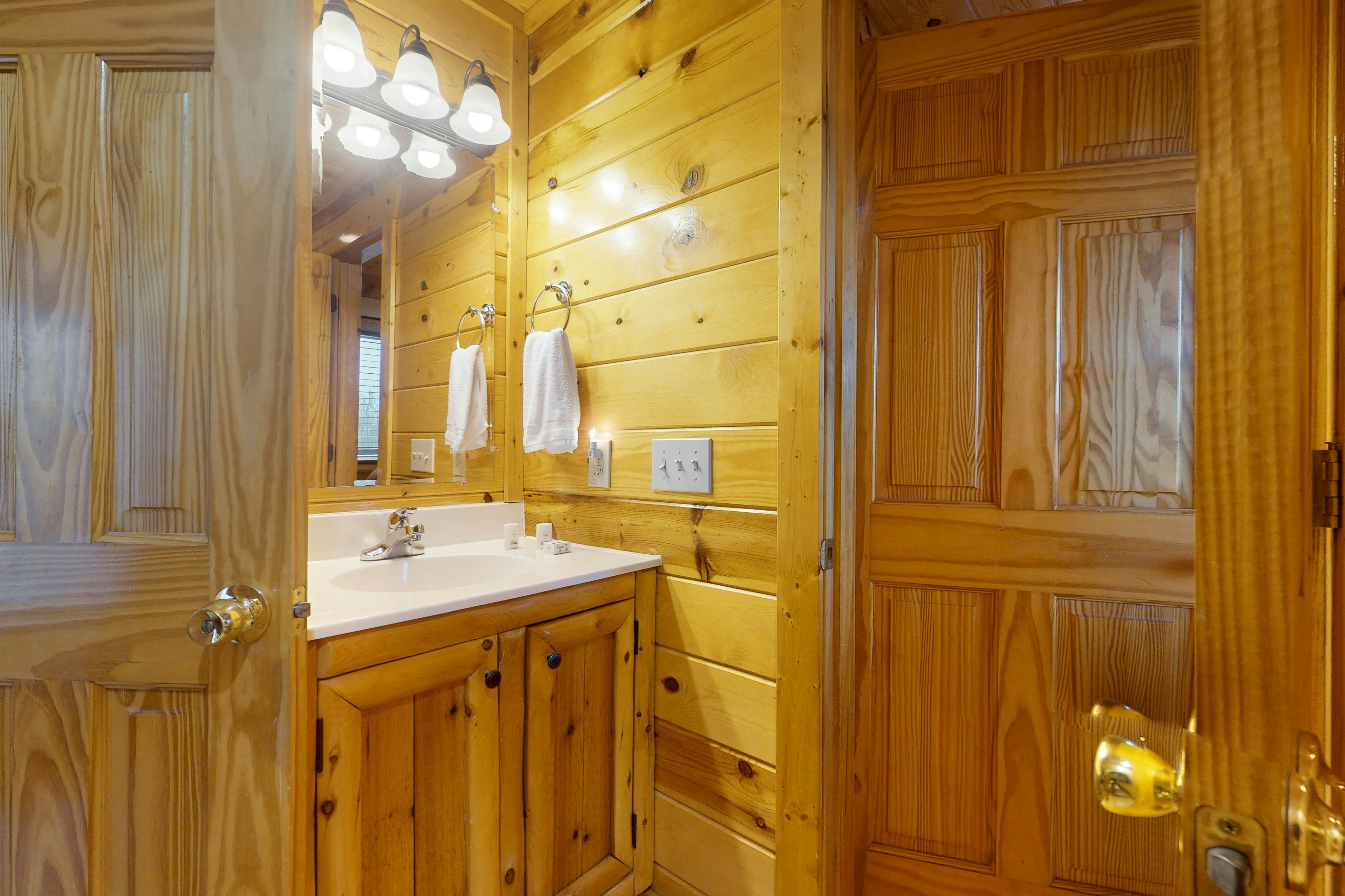 Mountain view cabin with private hot tub and game room + Free Attraction Tickets