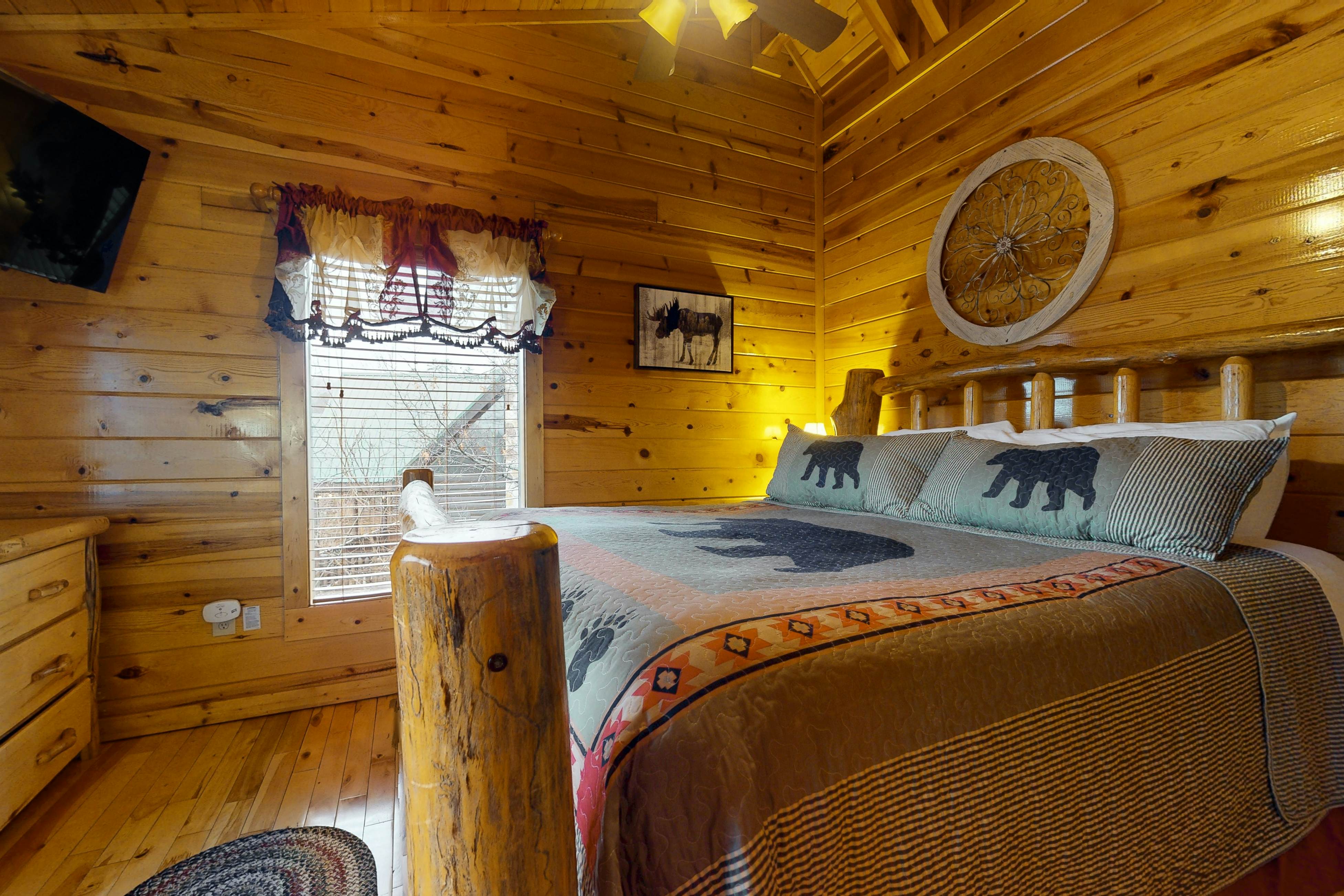 Mountain view cabin with private hot tub and game room + Free Attraction Tickets