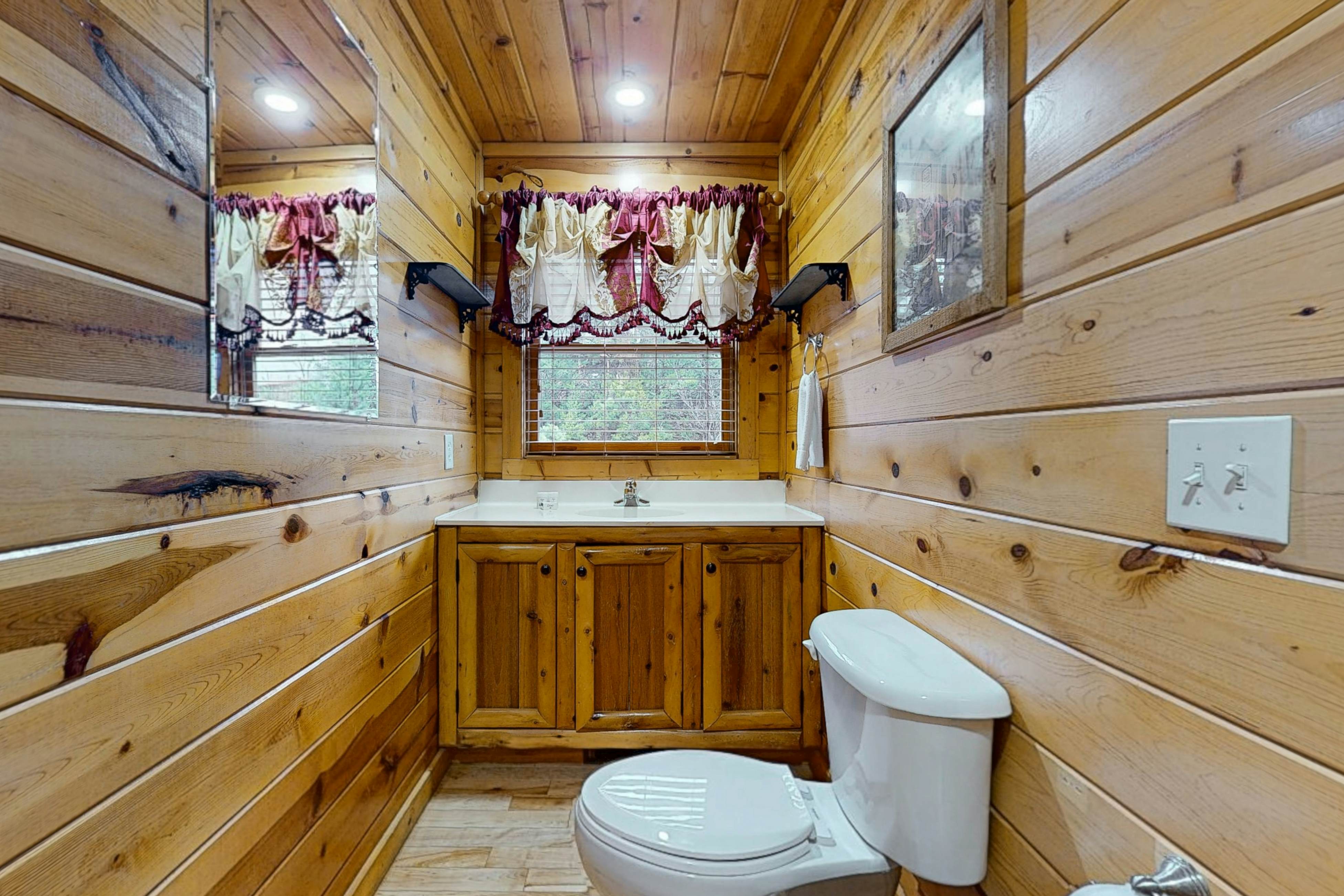 Mountain view cabin with private hot tub and game room + Free Attraction Tickets