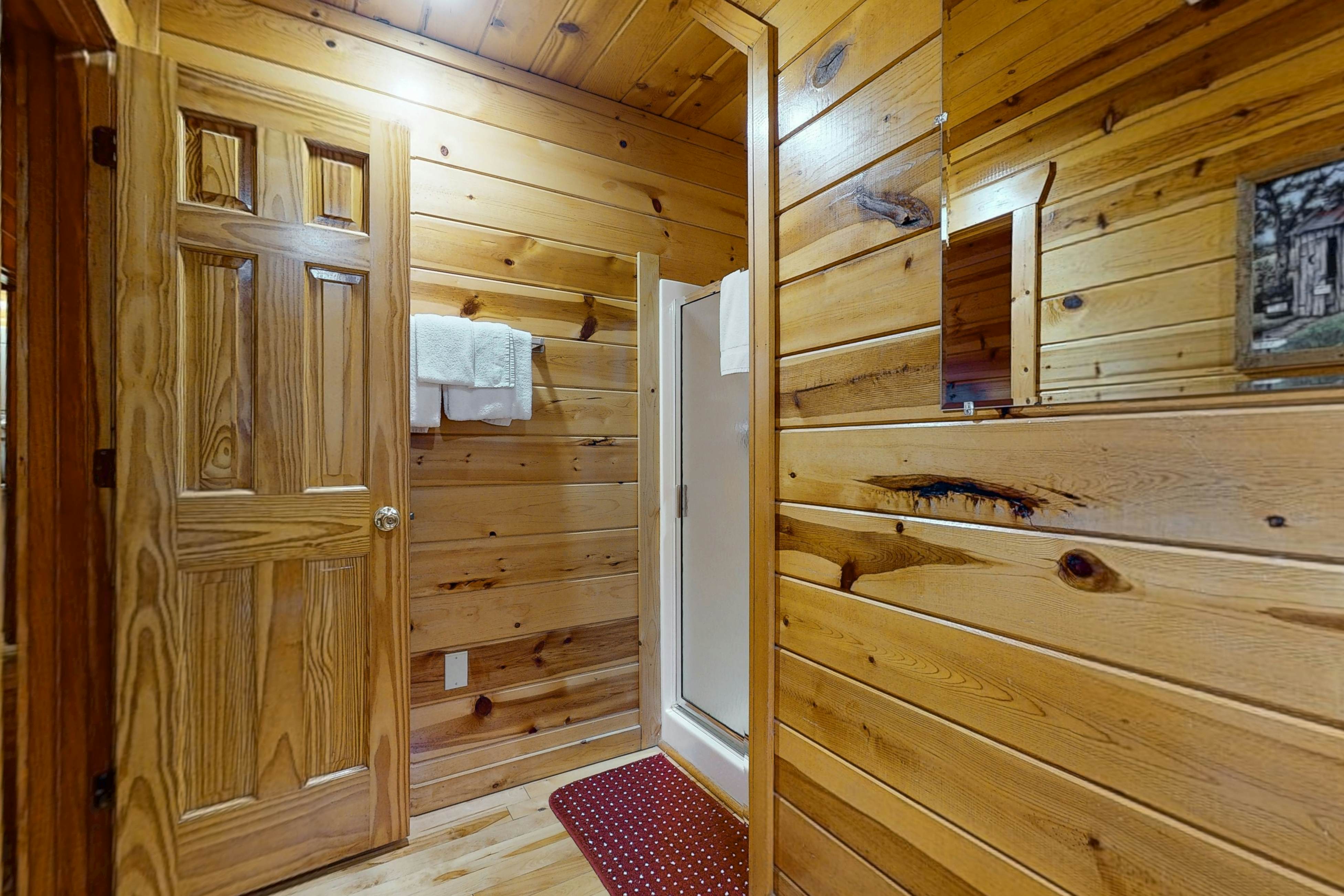 Mountain view cabin with private hot tub and game room + Free Attraction Tickets