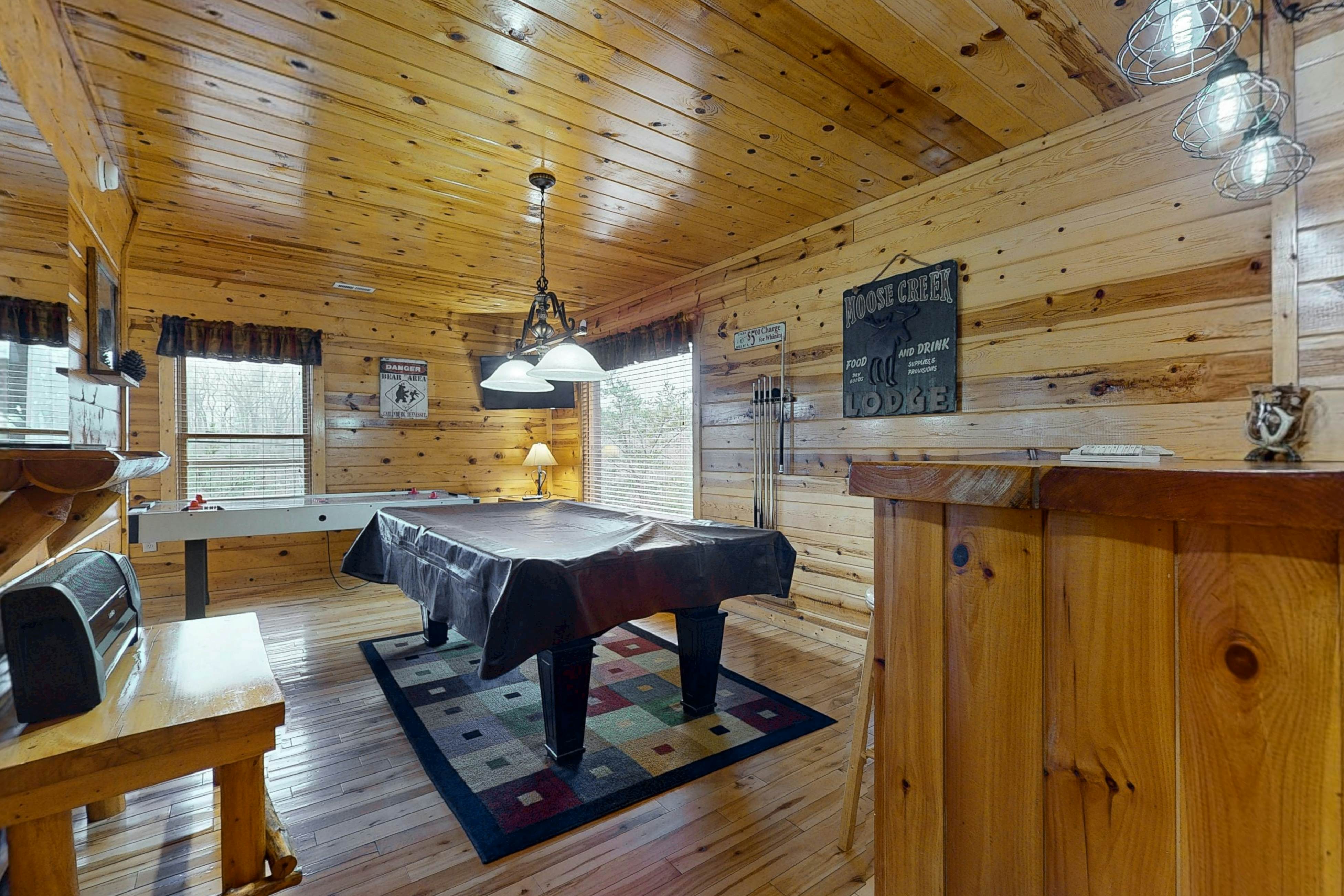 Mountain view cabin with private hot tub and game room + Free Attraction Tickets