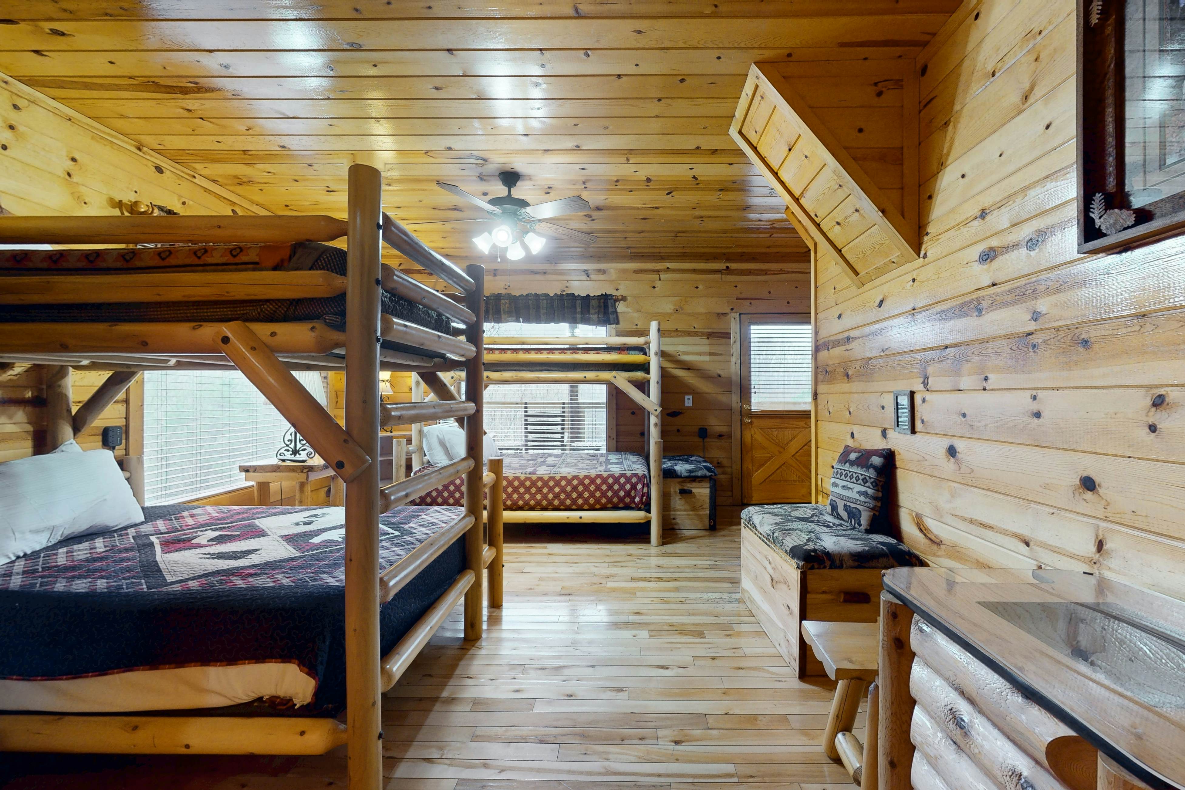 Mountain view cabin with private hot tub and game room + Free Attraction Tickets