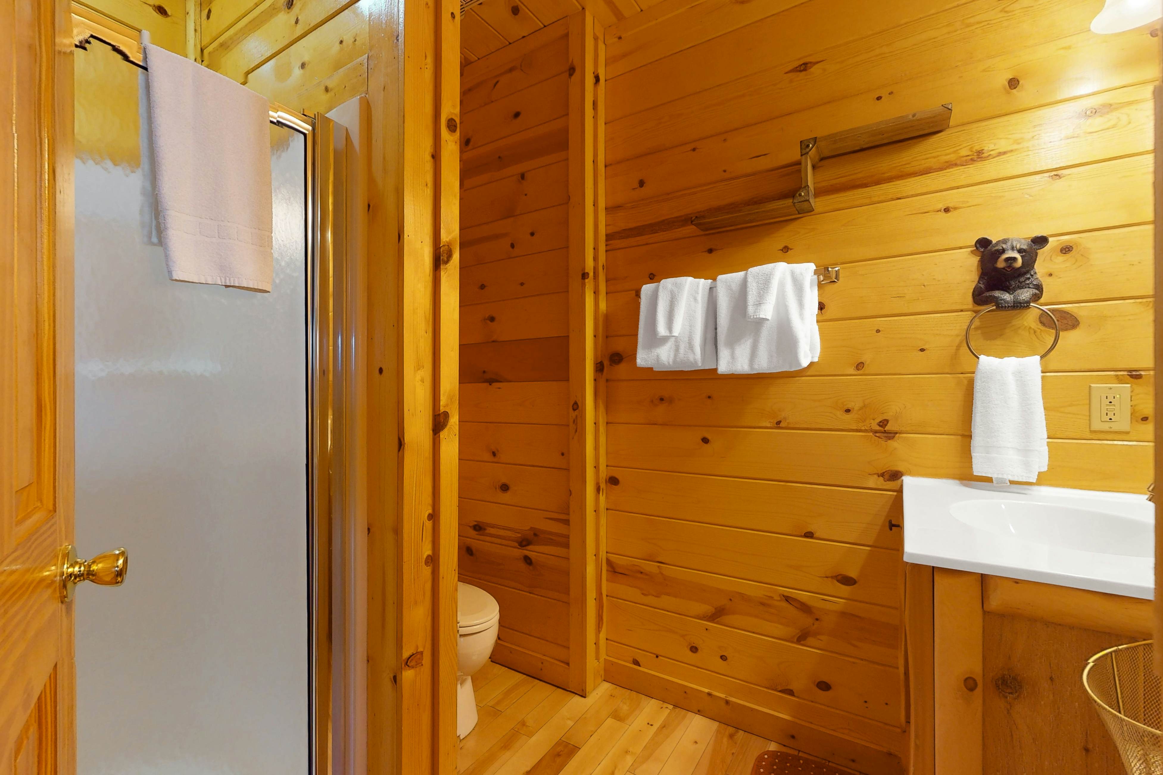 Mountain view cabin with private hot tub and game room + Free Attraction Tickets