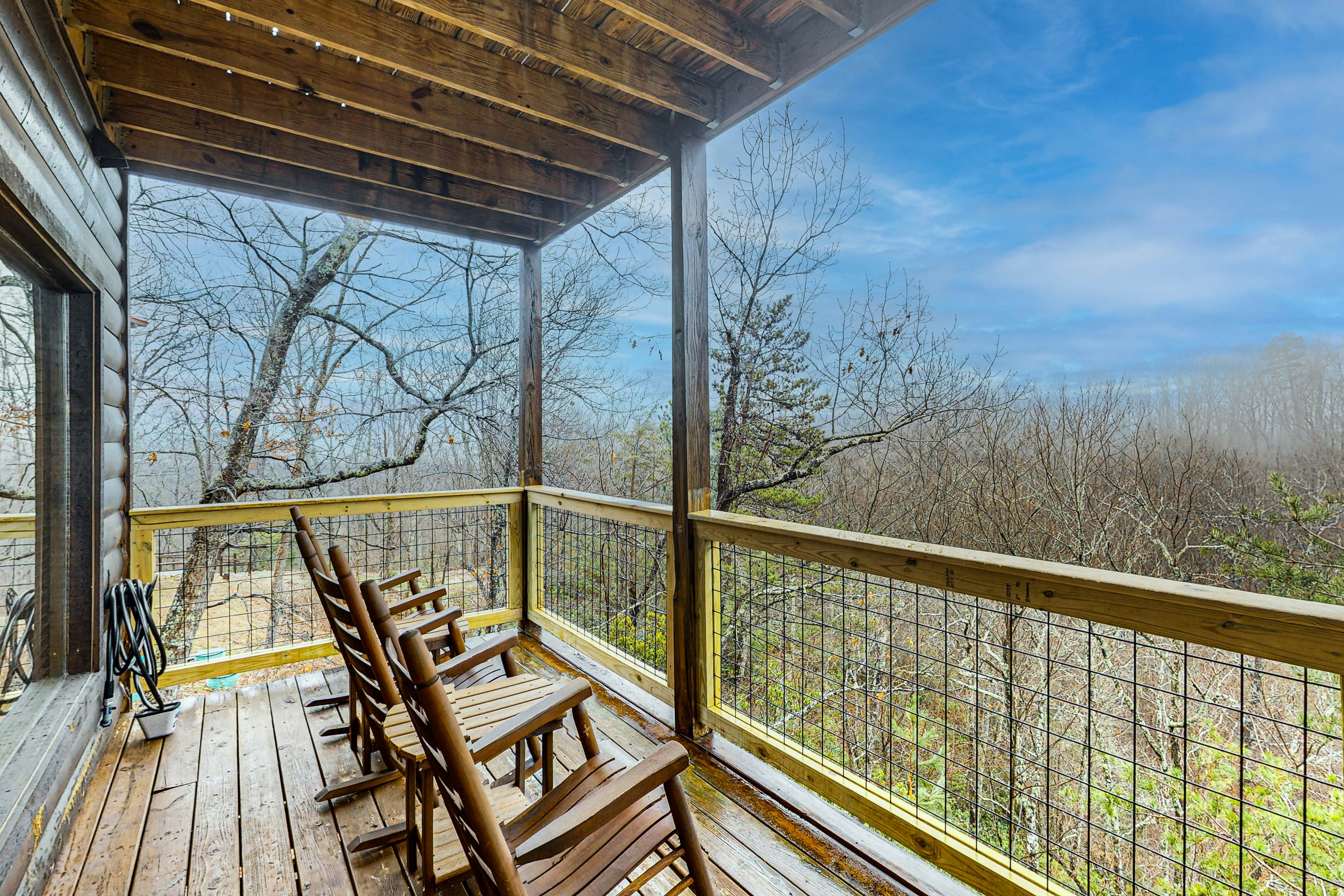 Mountain view cabin with private hot tub and game room + Free Attraction Tickets