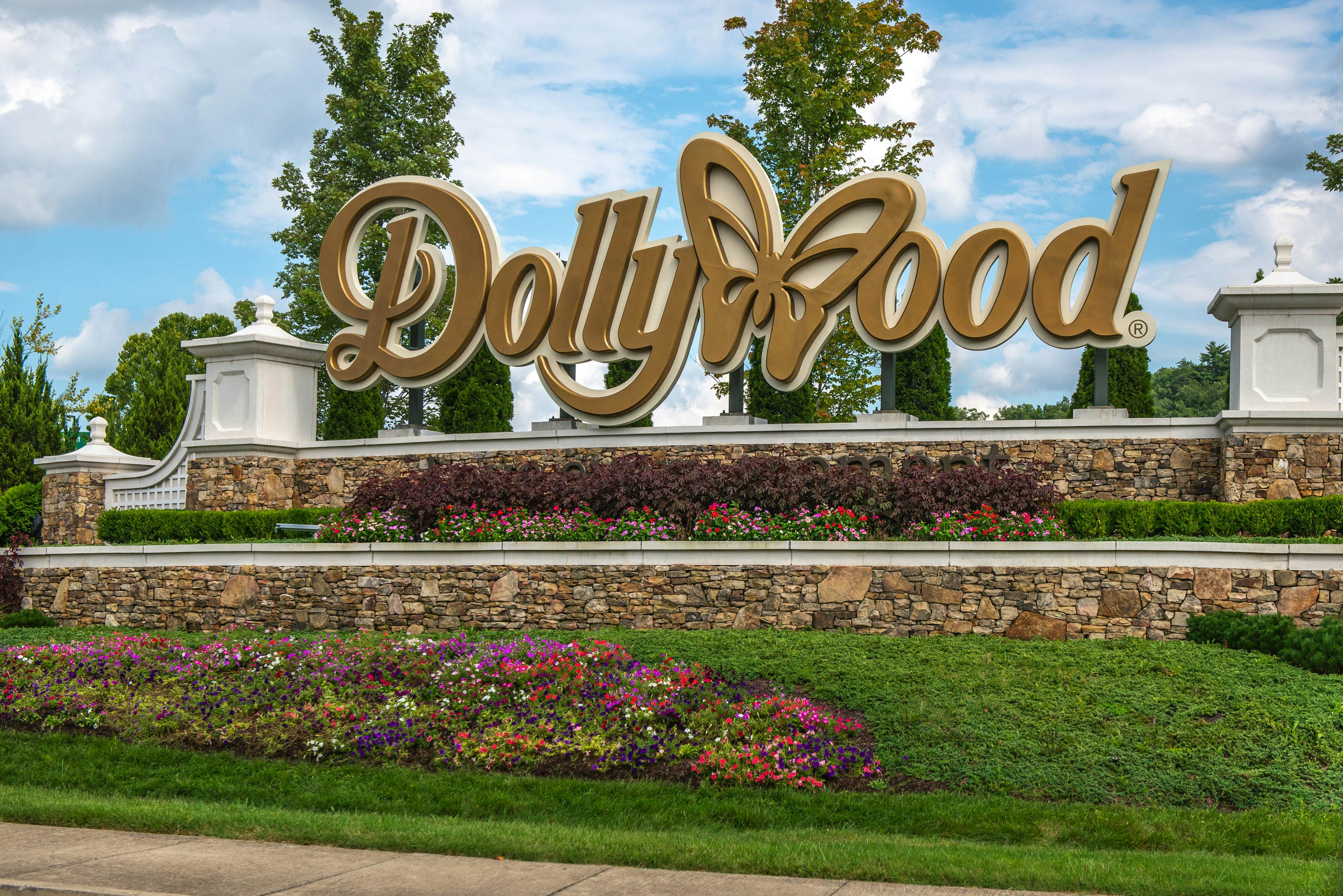 Mountain view cabin with private hot tub and game room + Free Attraction Tickets