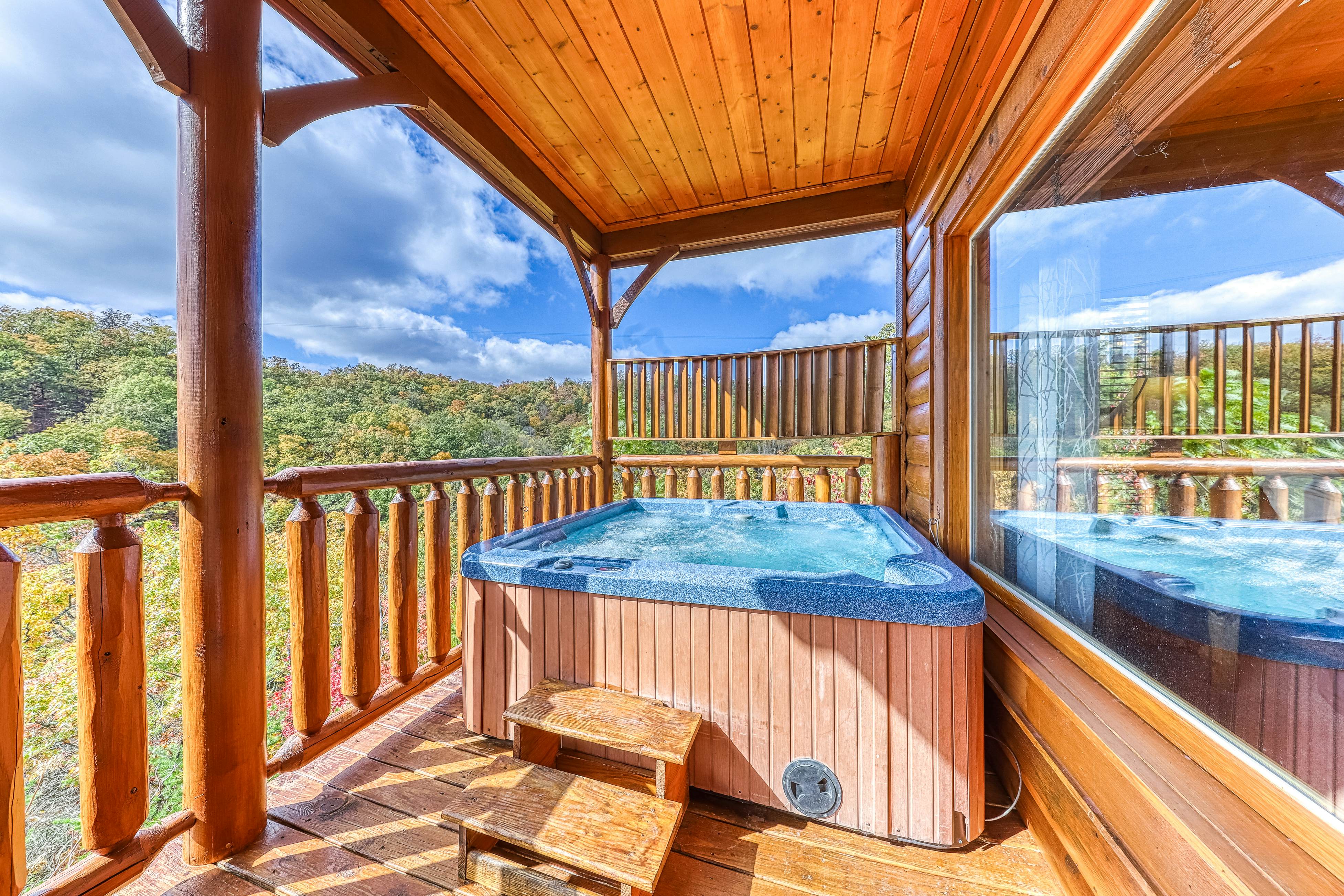 Log cabin with hot tub, mountain views, pool access + Free Attraction Tickets