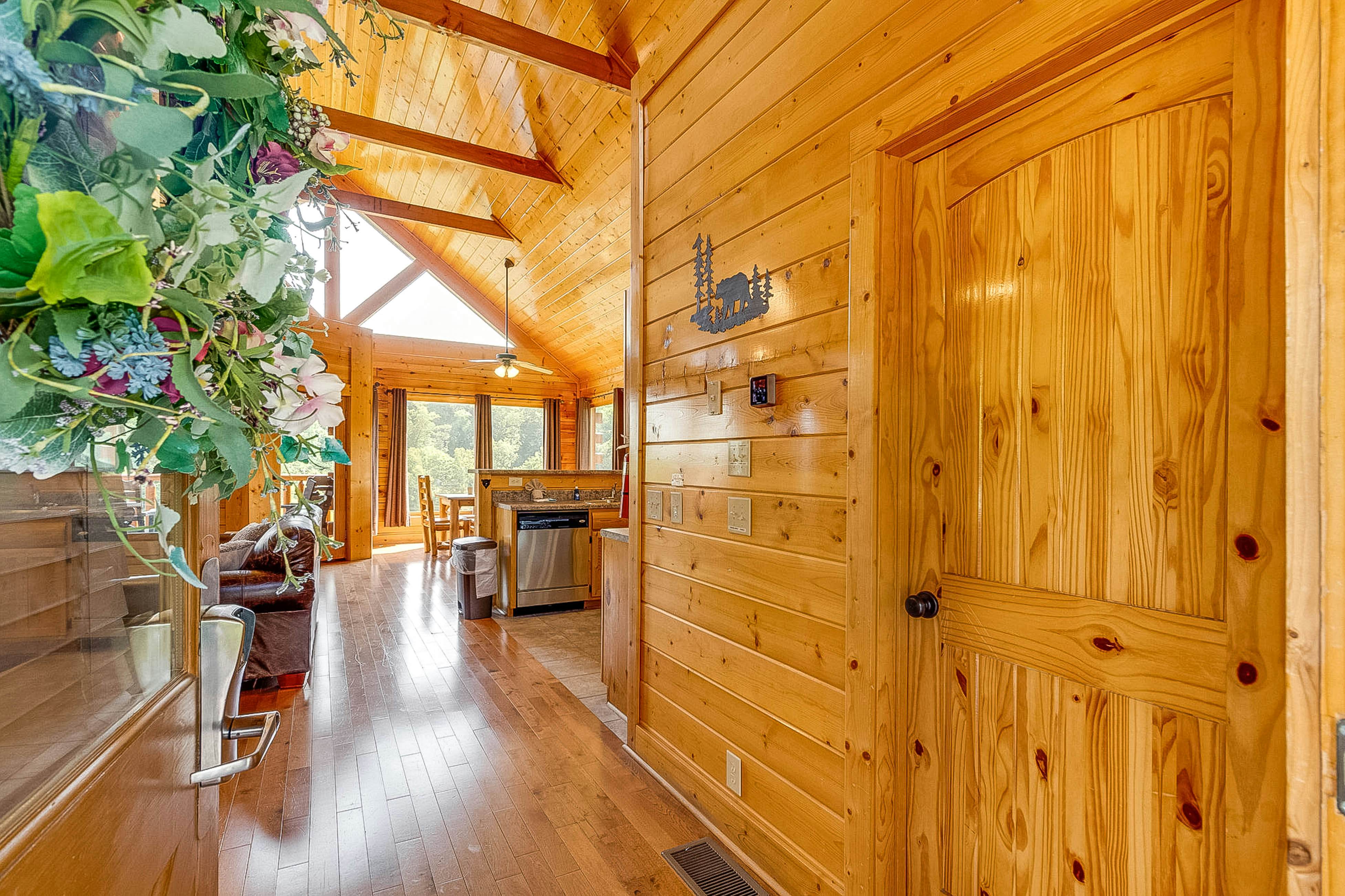 Log cabin with hot tub, mountain views, pool access + Free Attraction Tickets