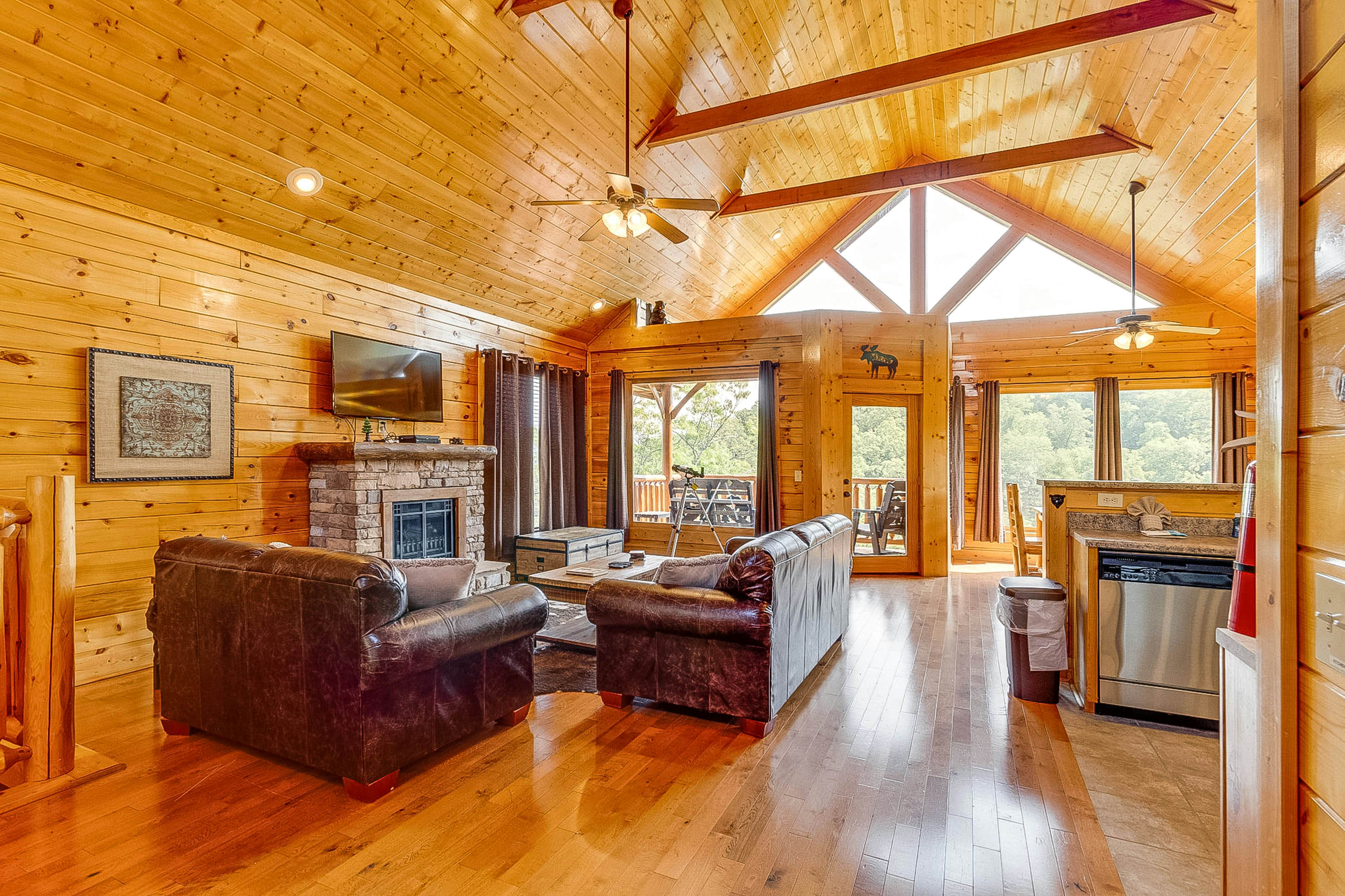 Log cabin with hot tub, mountain views, pool access + Free Attraction Tickets