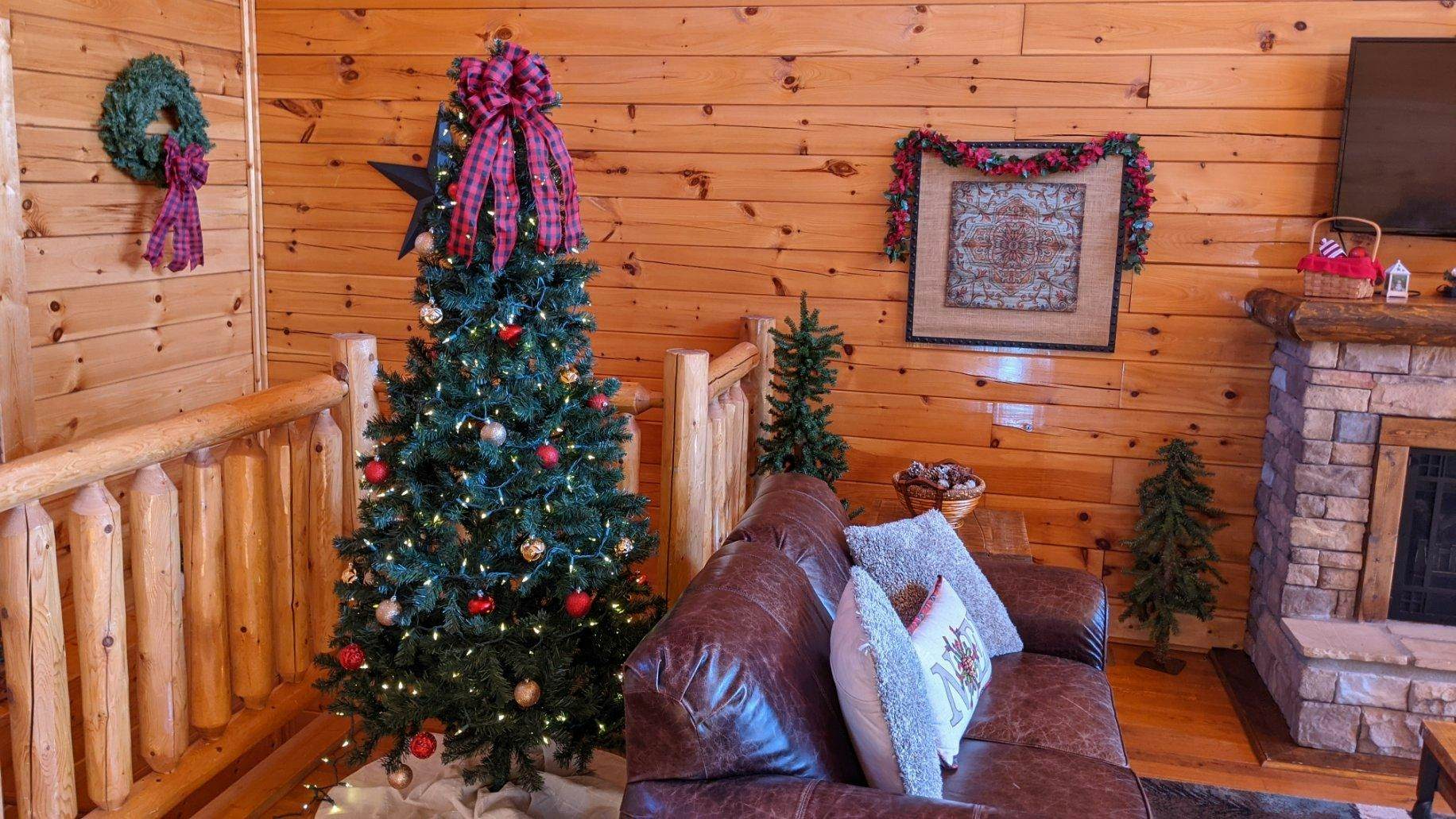 Log cabin with hot tub, mountain views, pool access + Free Attraction Tickets