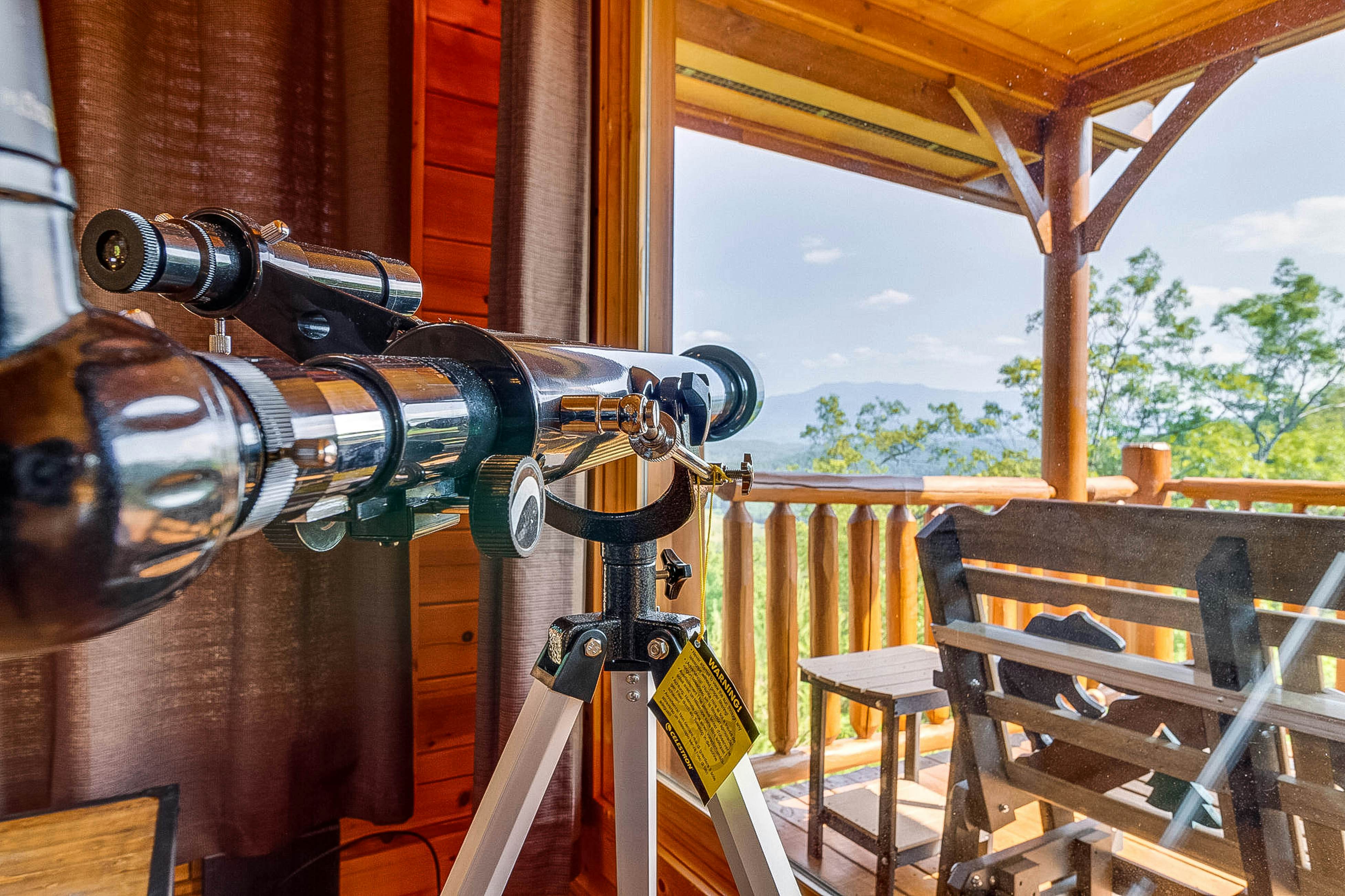 Log cabin with hot tub, mountain views, pool access + Free Attraction Tickets