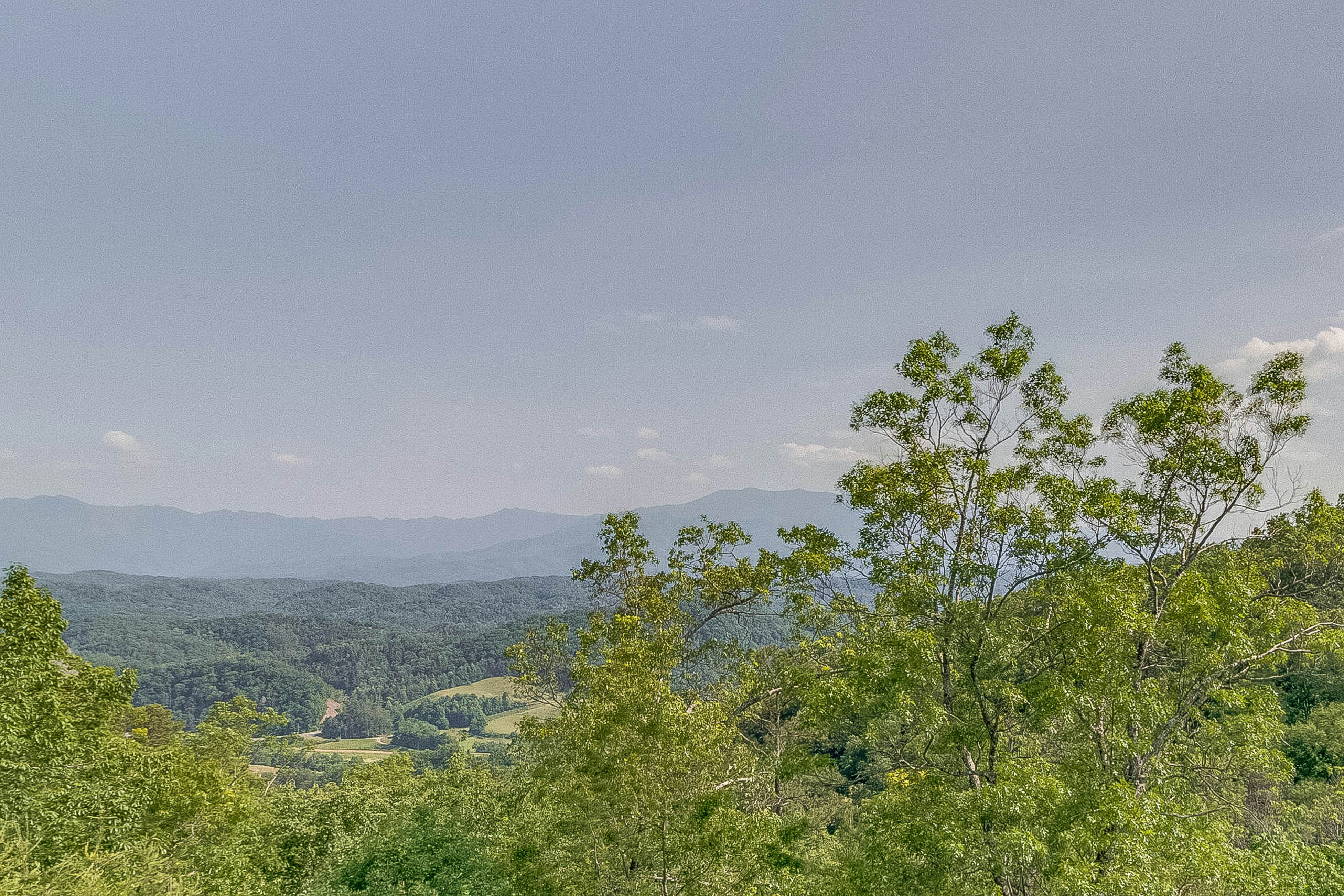 Log cabin with hot tub, mountain views, pool access + Free Attraction Tickets