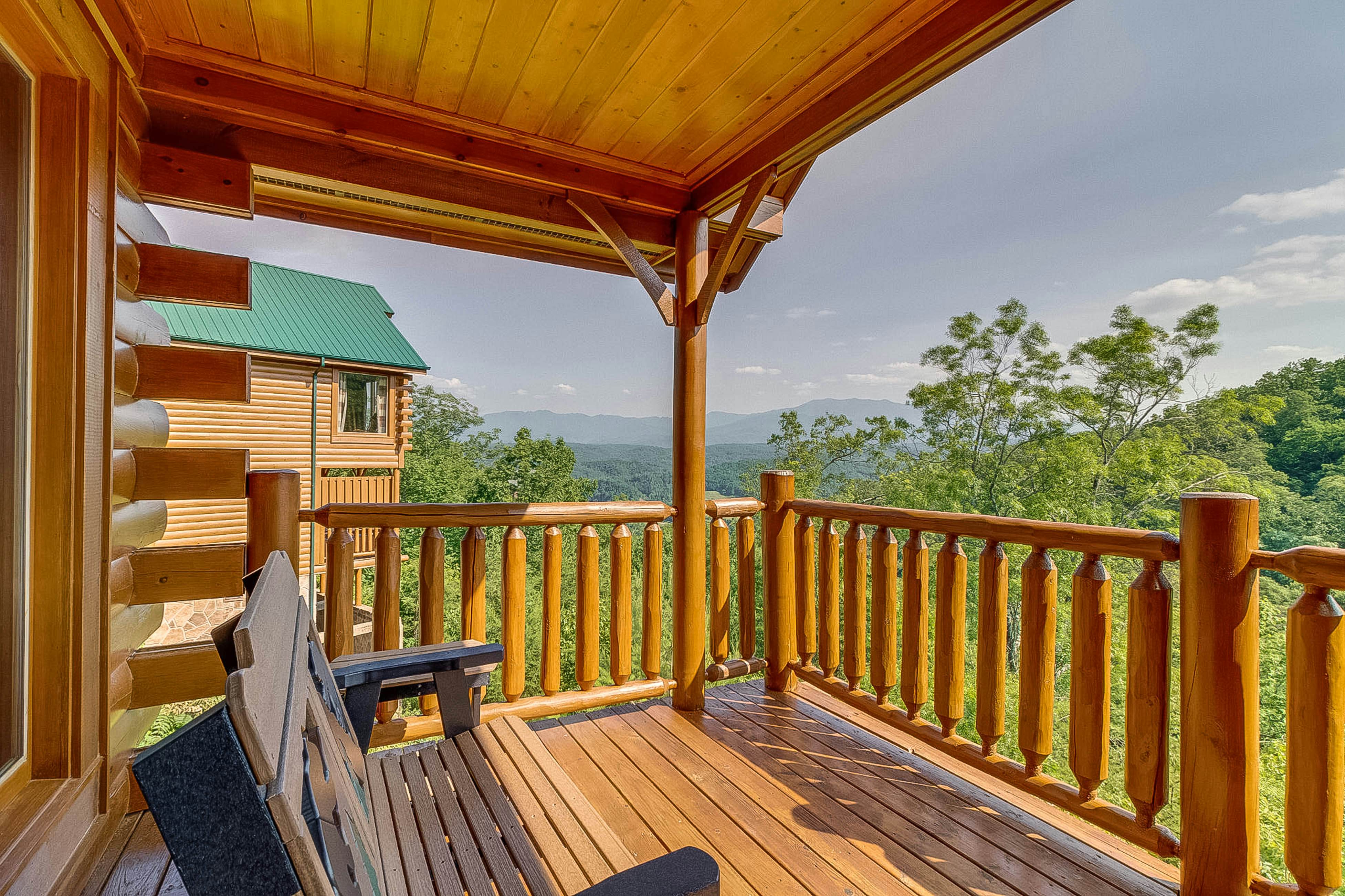 Log cabin with hot tub, mountain views, pool access + Free Attraction Tickets