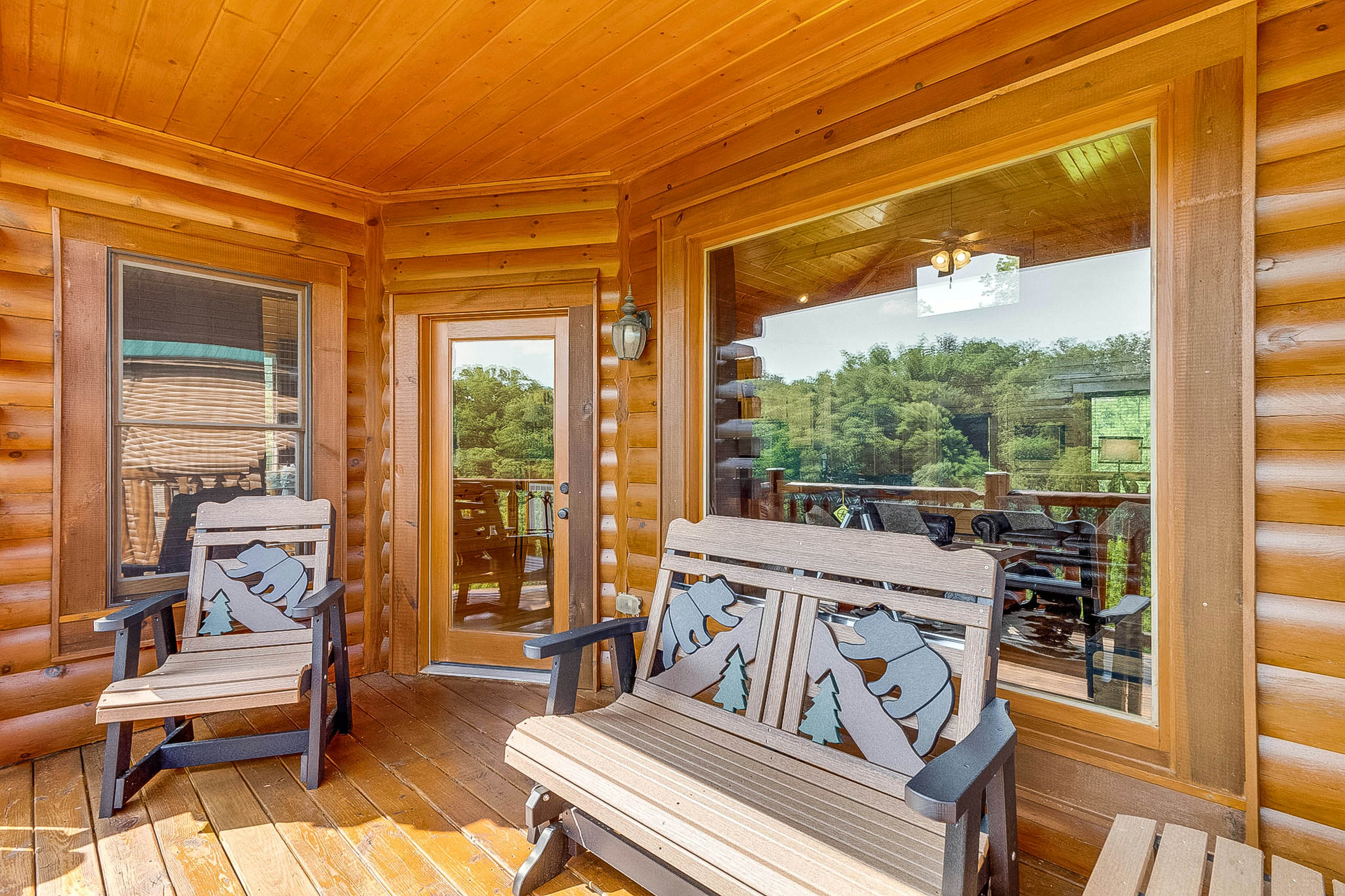 Log cabin with hot tub, mountain views, pool access + Free Attraction Tickets