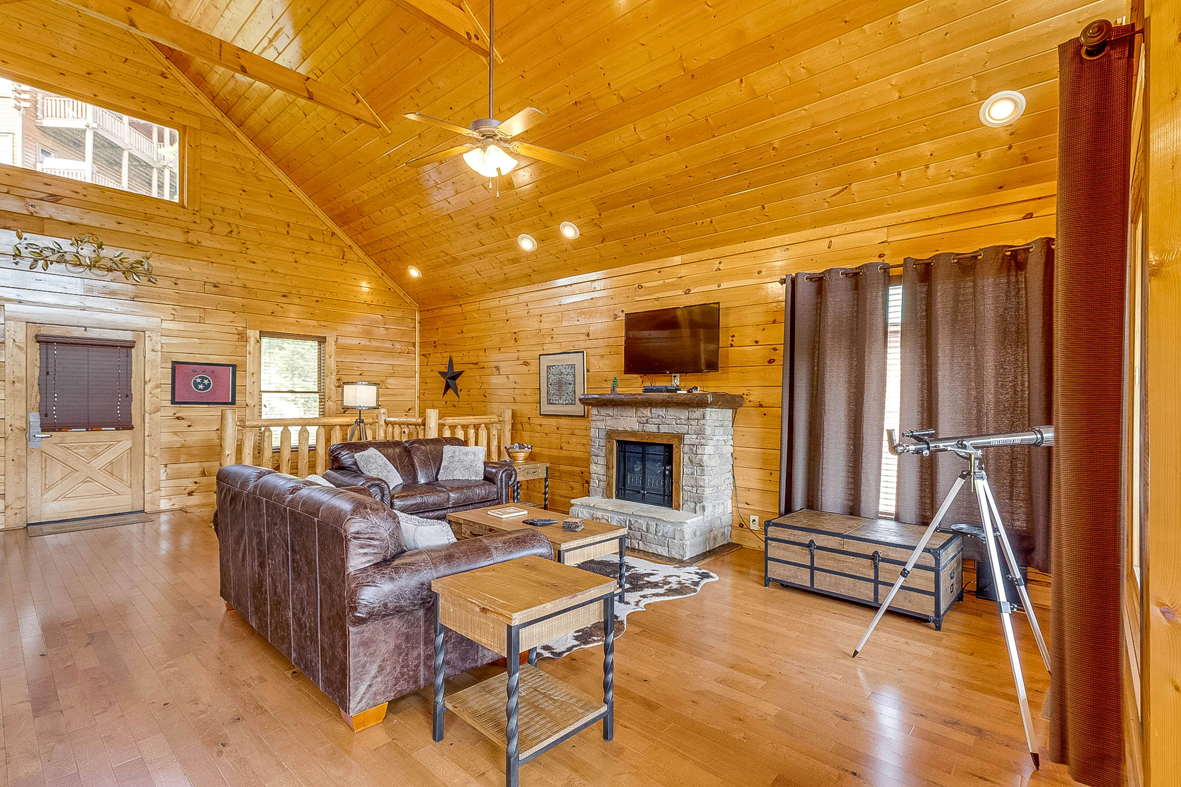 Log cabin with hot tub, mountain views, pool access + Free Attraction Tickets