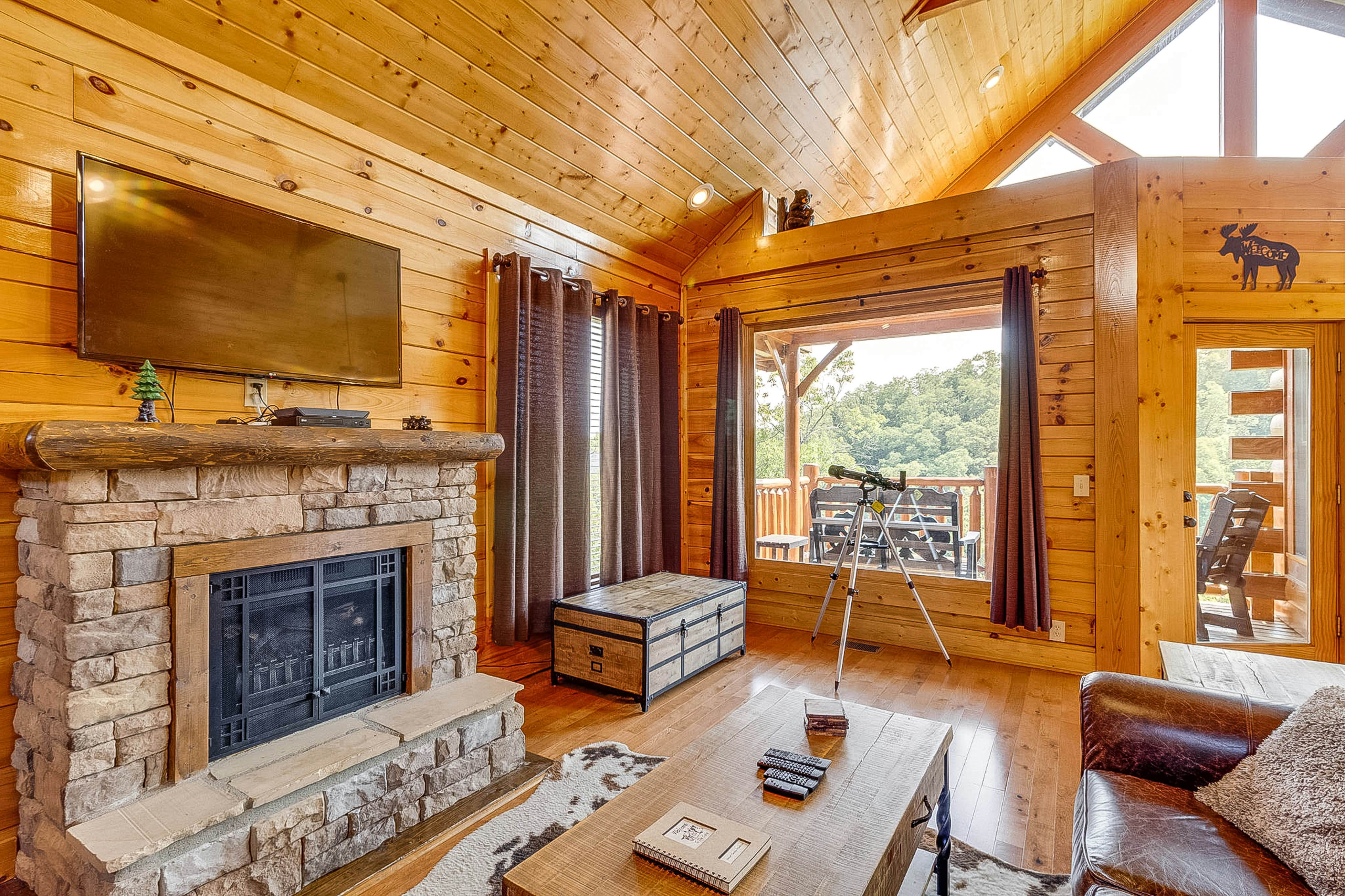 Log cabin with hot tub, mountain views, pool access + Free Attraction Tickets