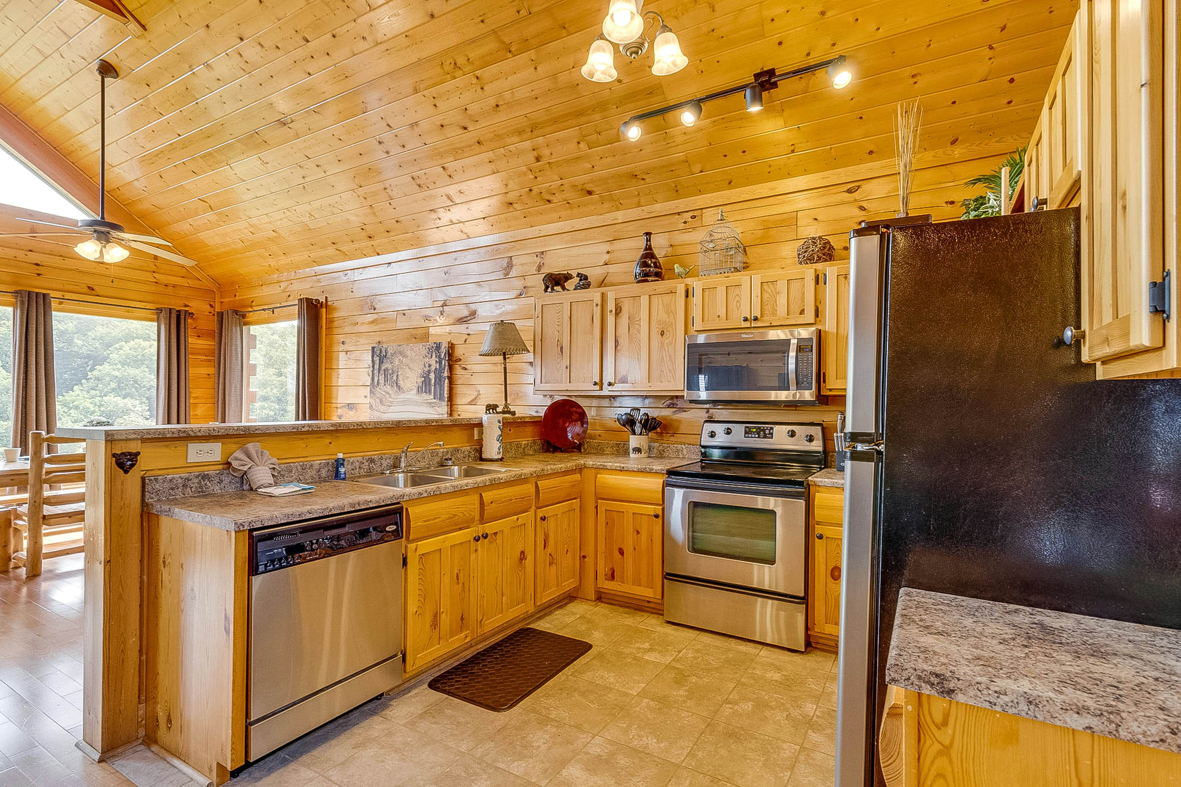 Log cabin with hot tub, mountain views, pool access + Free Attraction Tickets