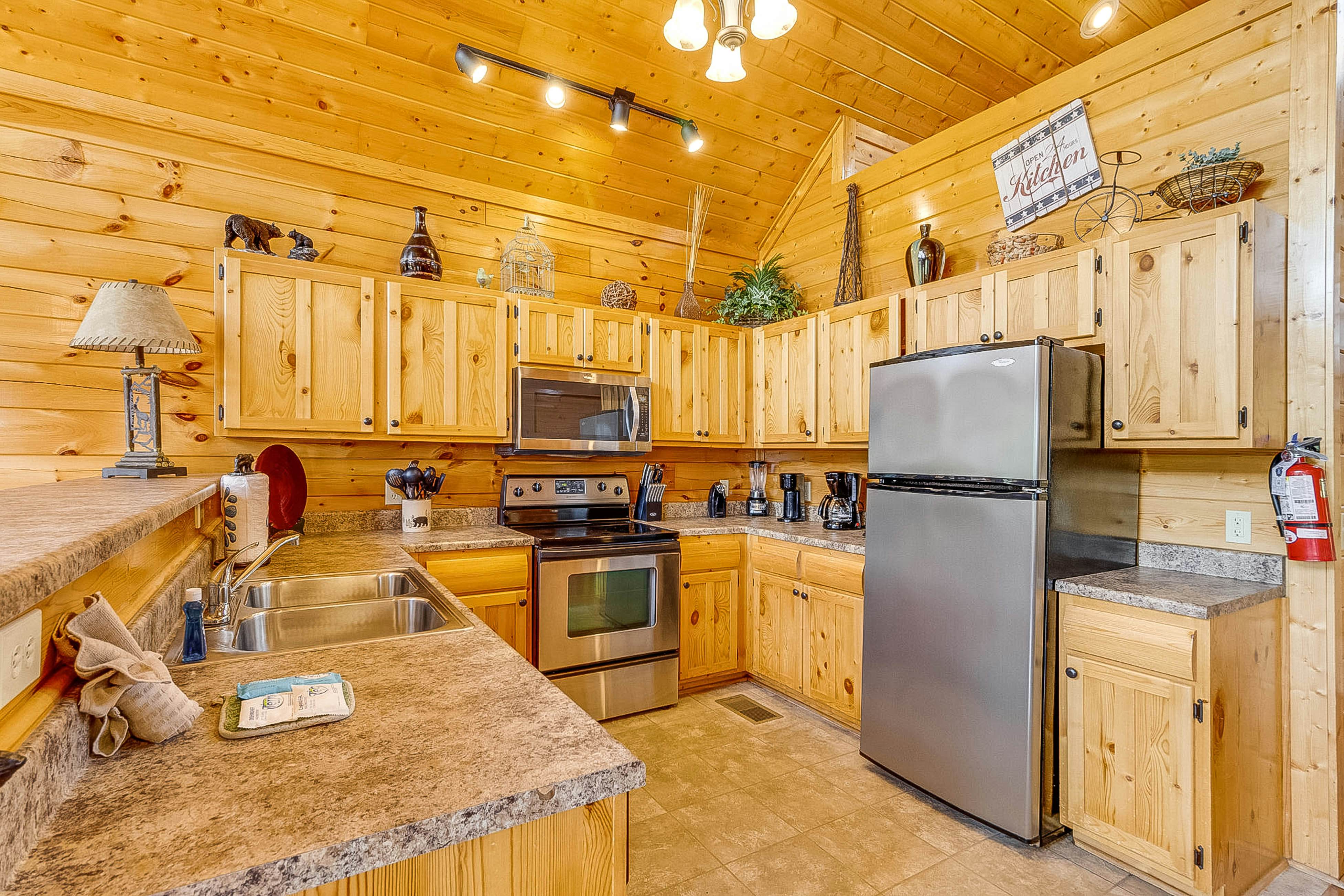 Log cabin with hot tub, mountain views, pool access + Free Attraction Tickets