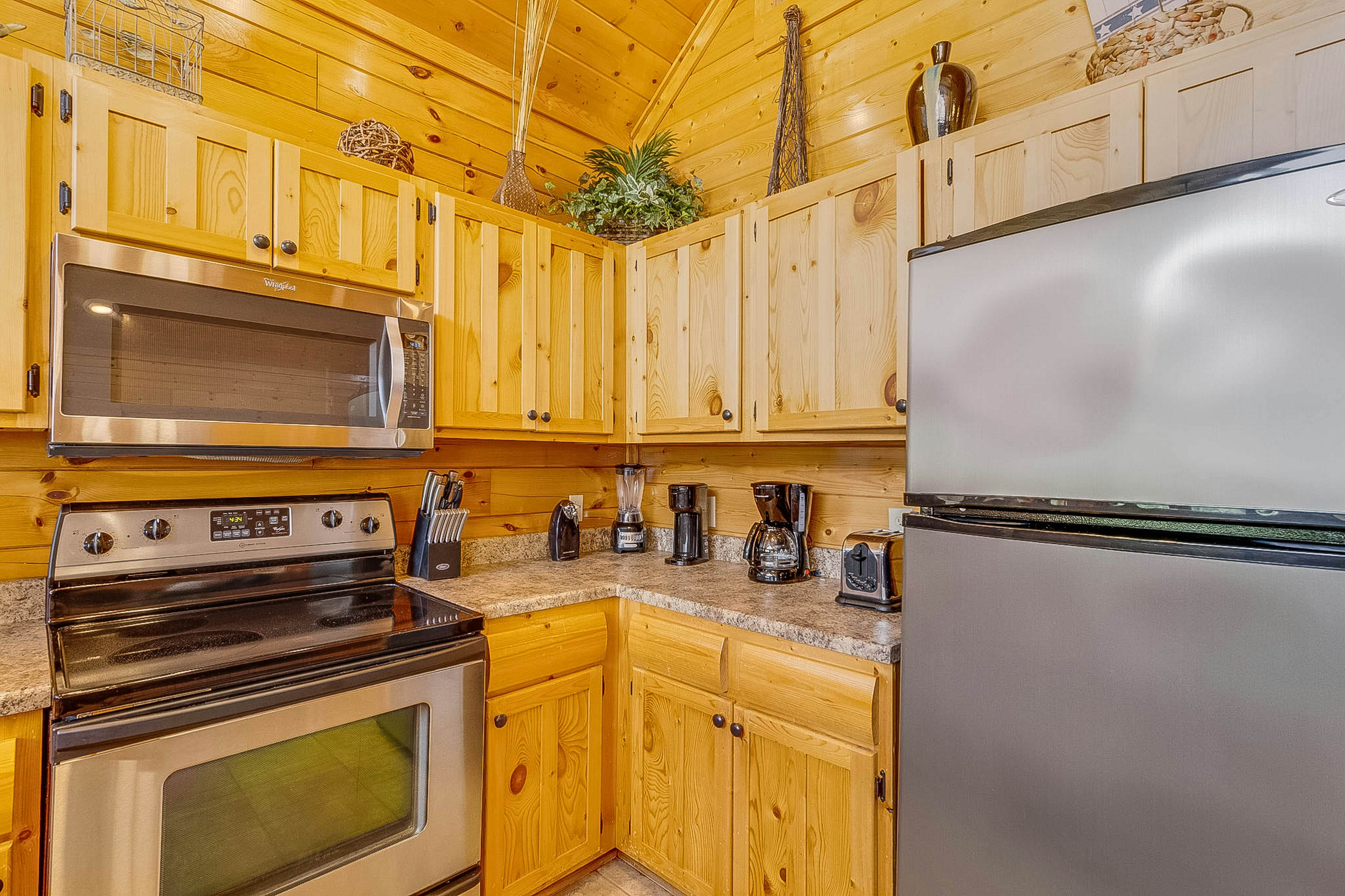 Log cabin with hot tub, mountain views, pool access + Free Attraction Tickets