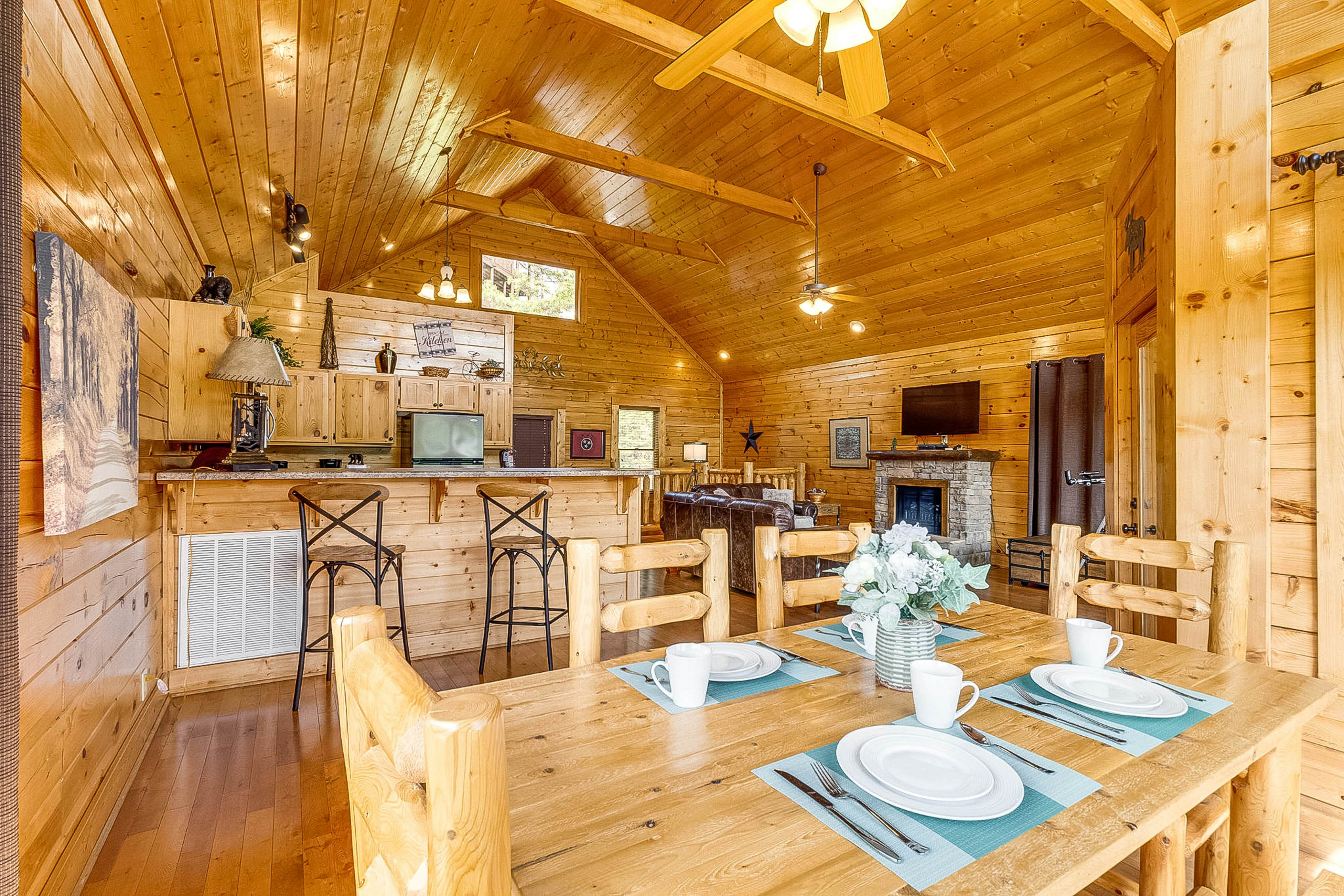 Log cabin with hot tub, mountain views, pool access + Free Attraction Tickets