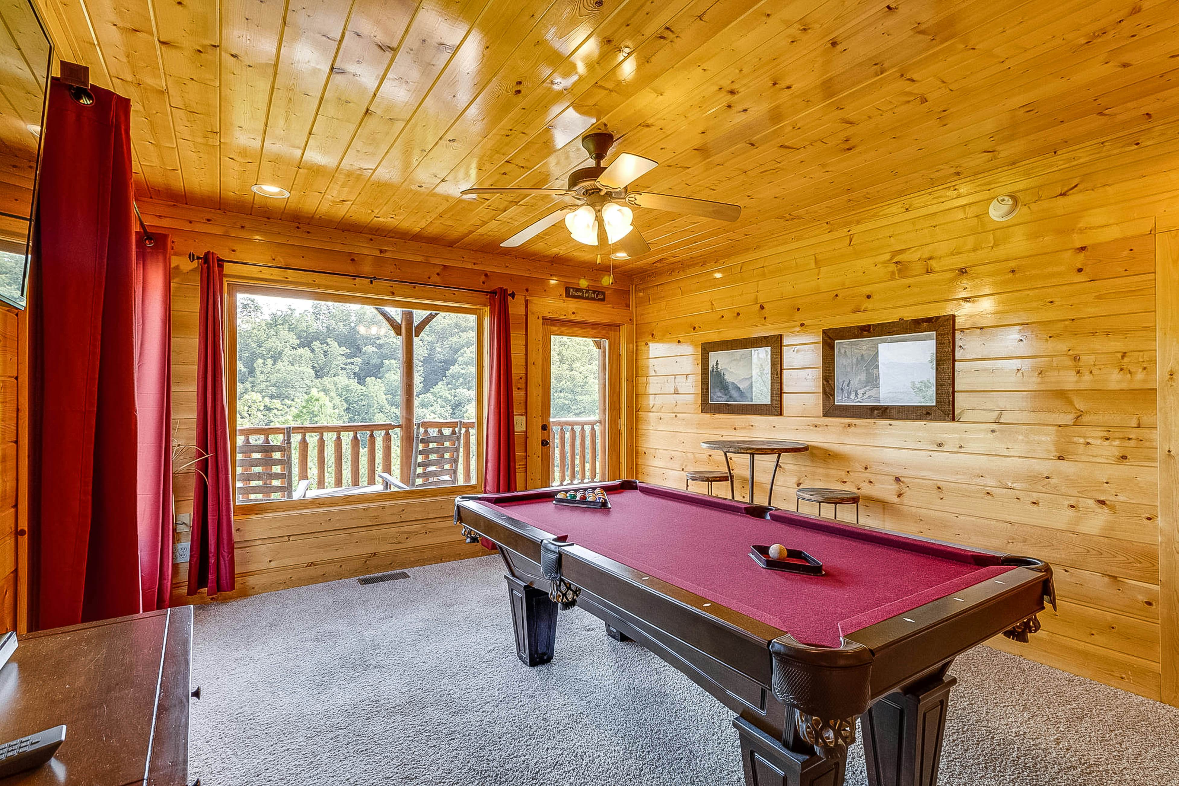 Log cabin with hot tub, mountain views, pool access + Free Attraction Tickets