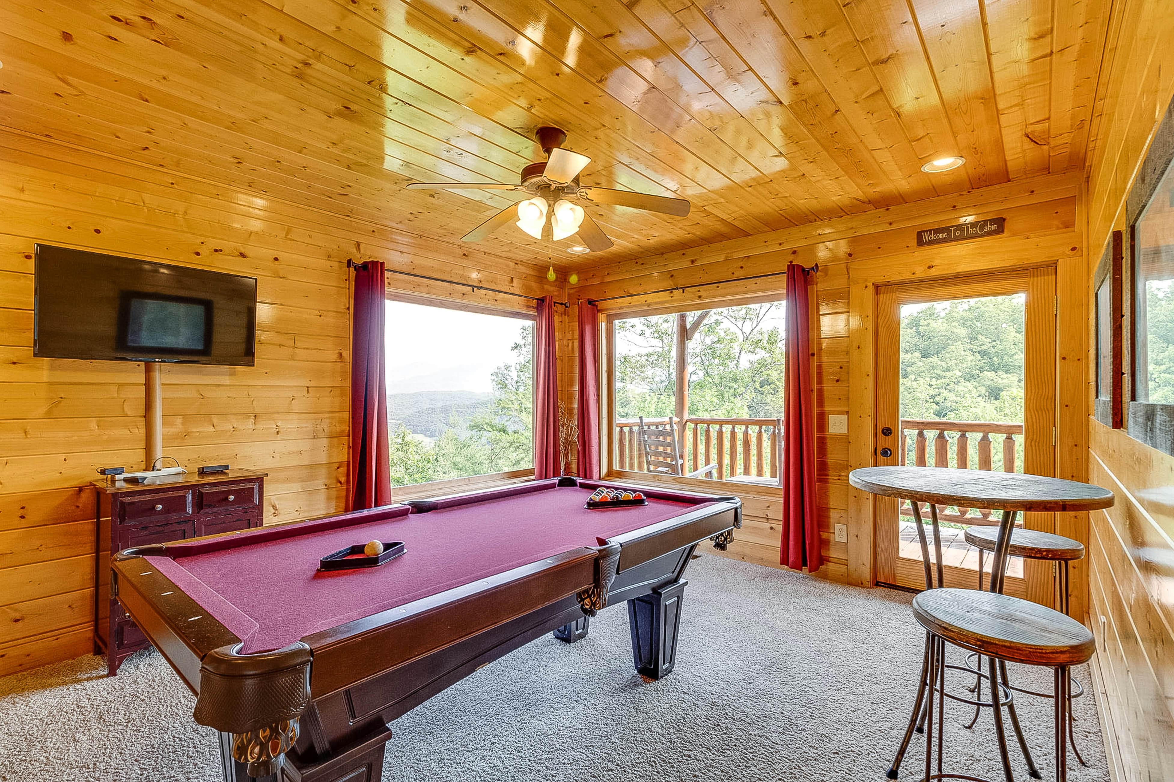 Log cabin with hot tub, mountain views, pool access + Free Attraction Tickets
