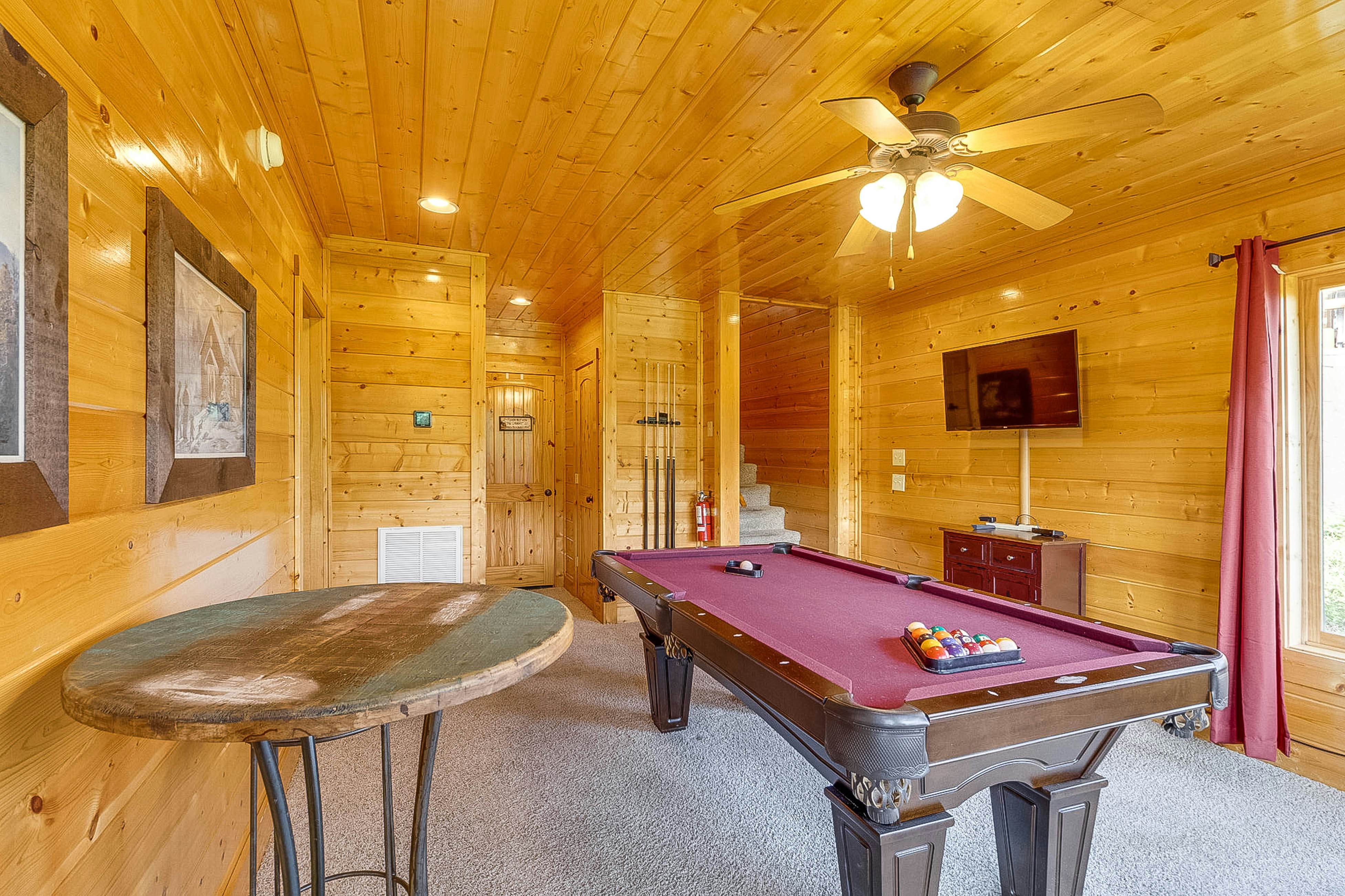 Log cabin with hot tub, mountain views, pool access + Free Attraction Tickets