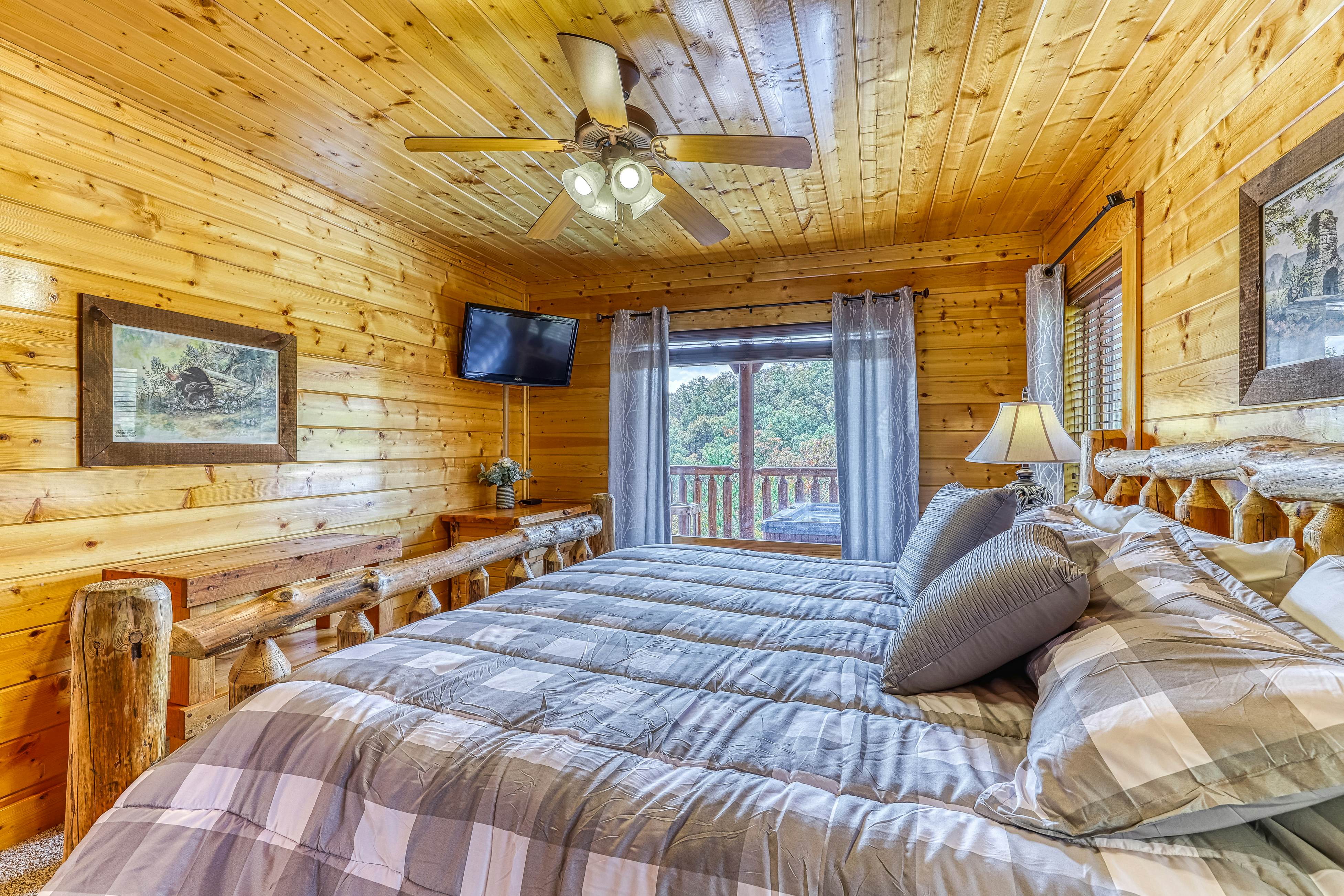 Log cabin with hot tub, mountain views, pool access + Free Attraction Tickets