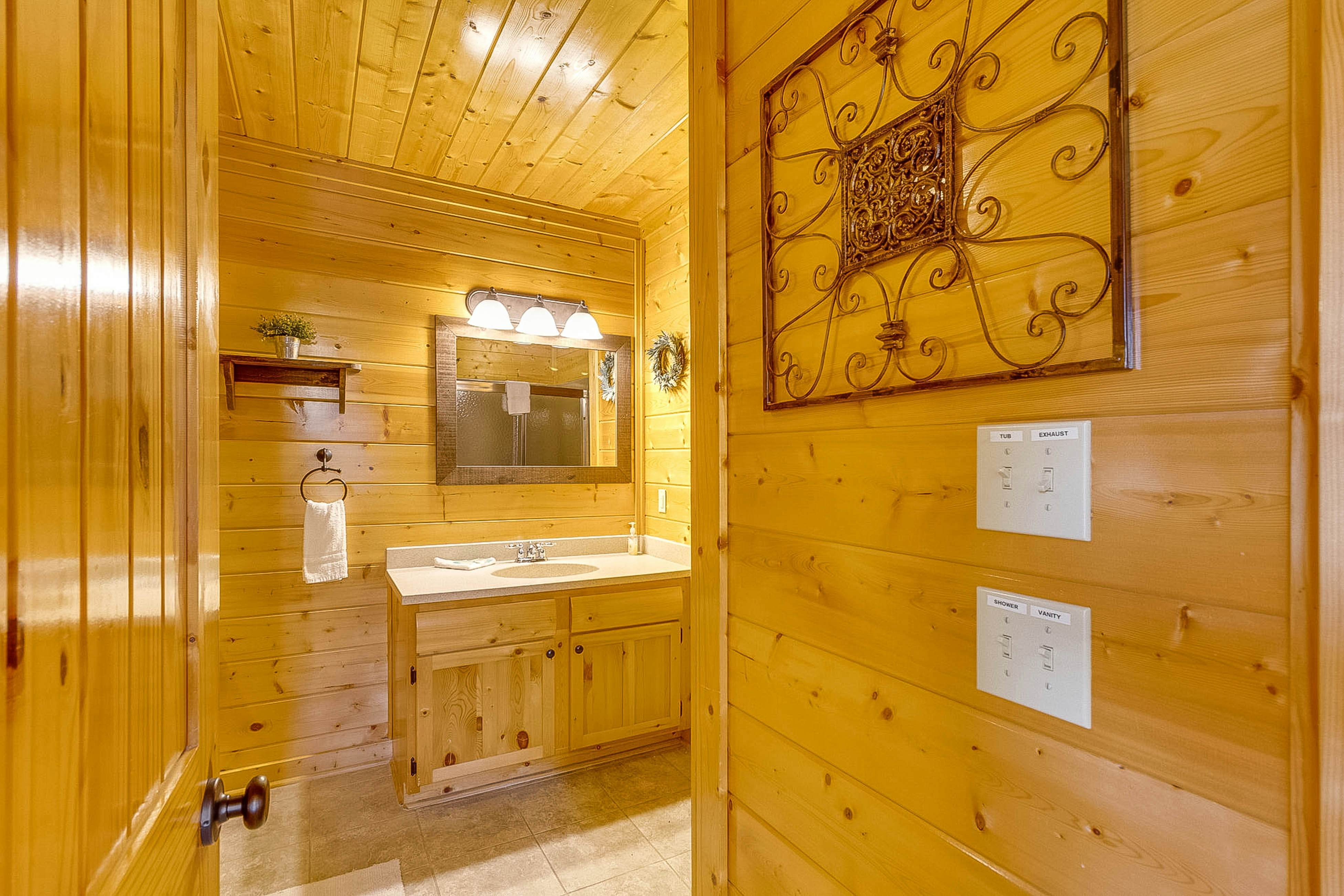 Log cabin with hot tub, mountain views, pool access + Free Attraction Tickets