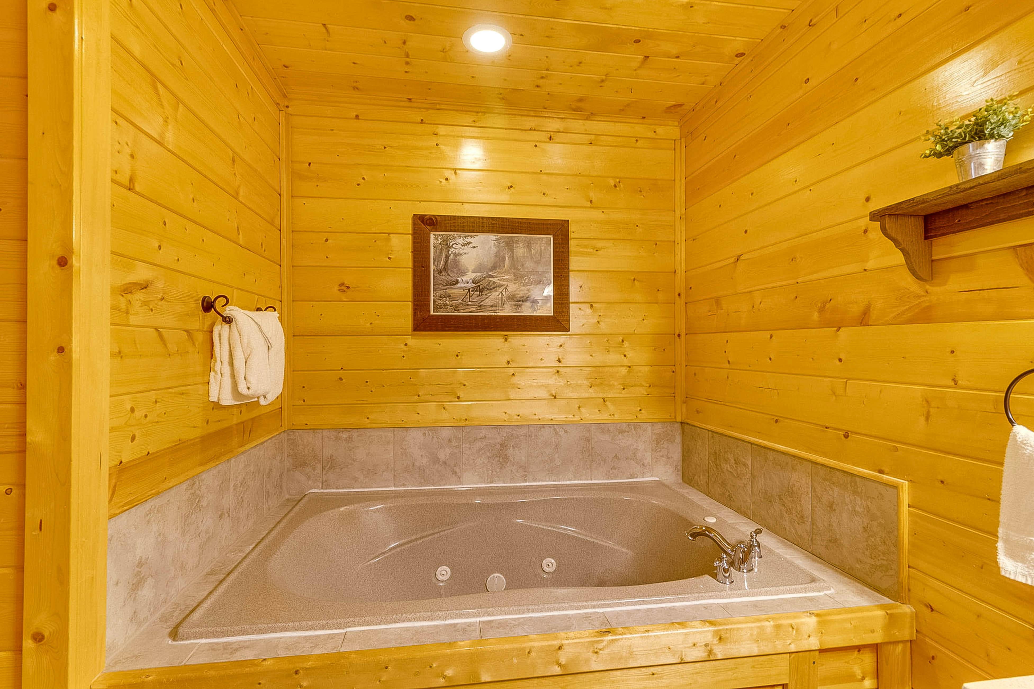 Log cabin with hot tub, mountain views, pool access + Free Attraction Tickets