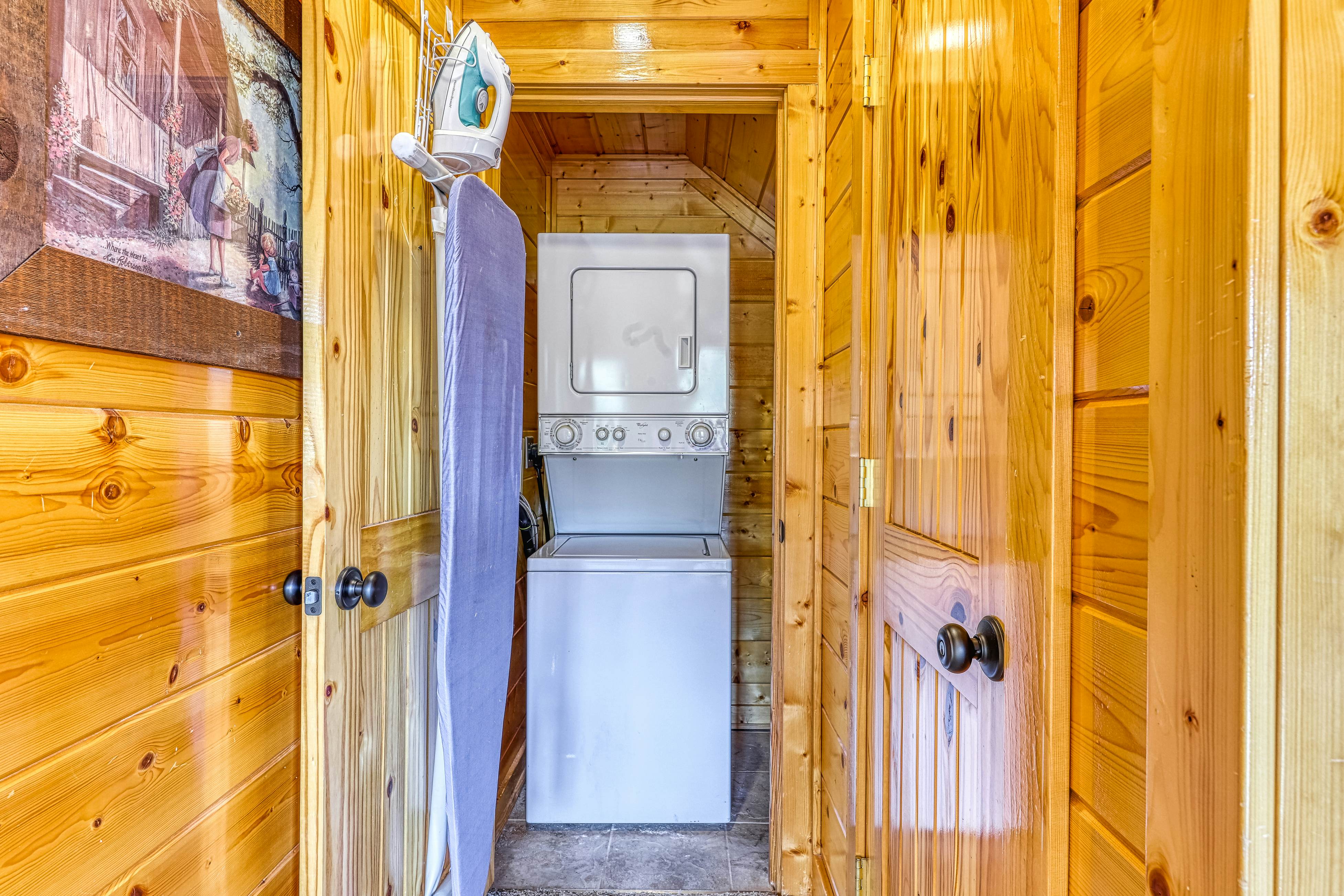 Log cabin with hot tub, mountain views, pool access + Free Attraction Tickets