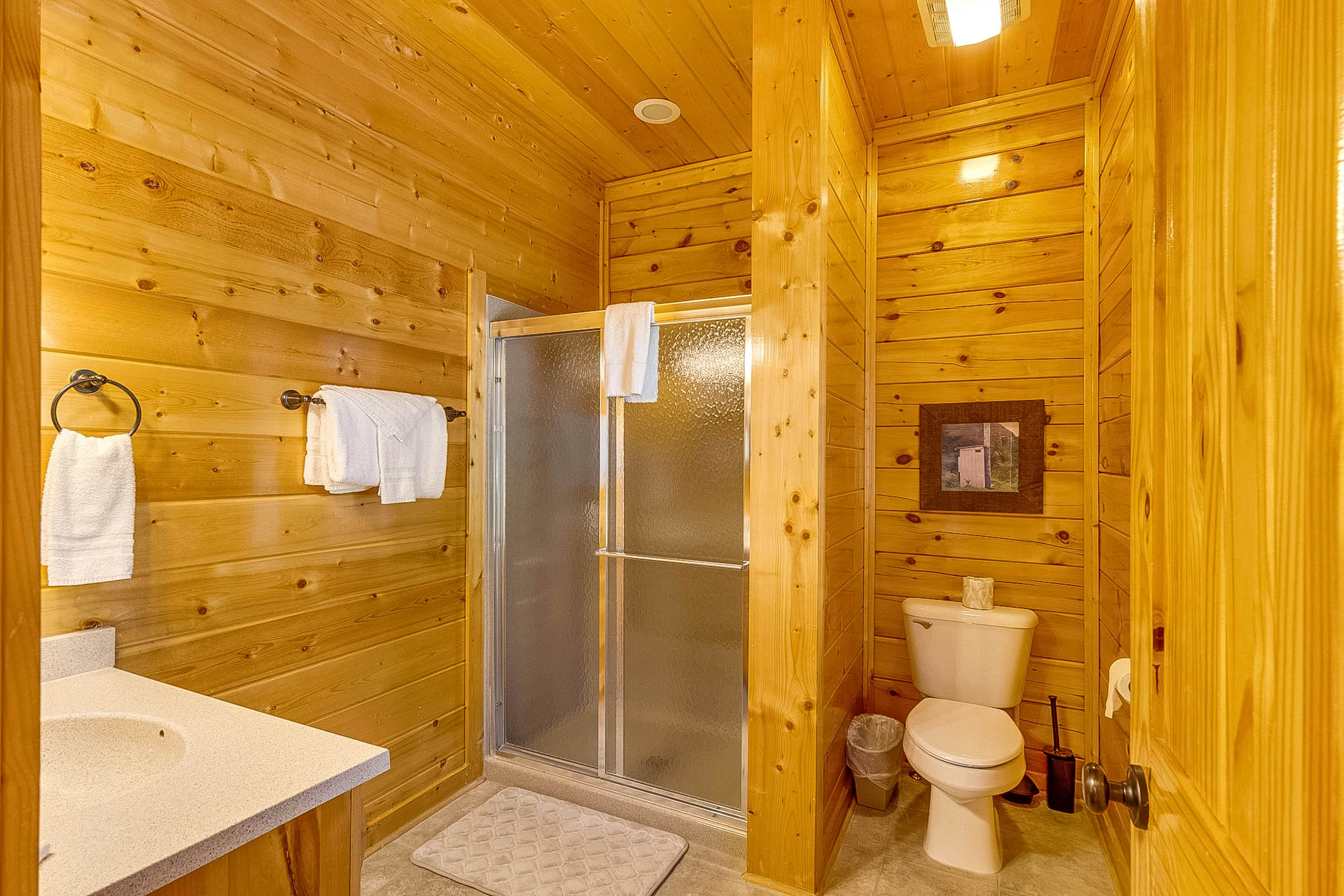 Log cabin with hot tub, mountain views, pool access + Free Attraction Tickets