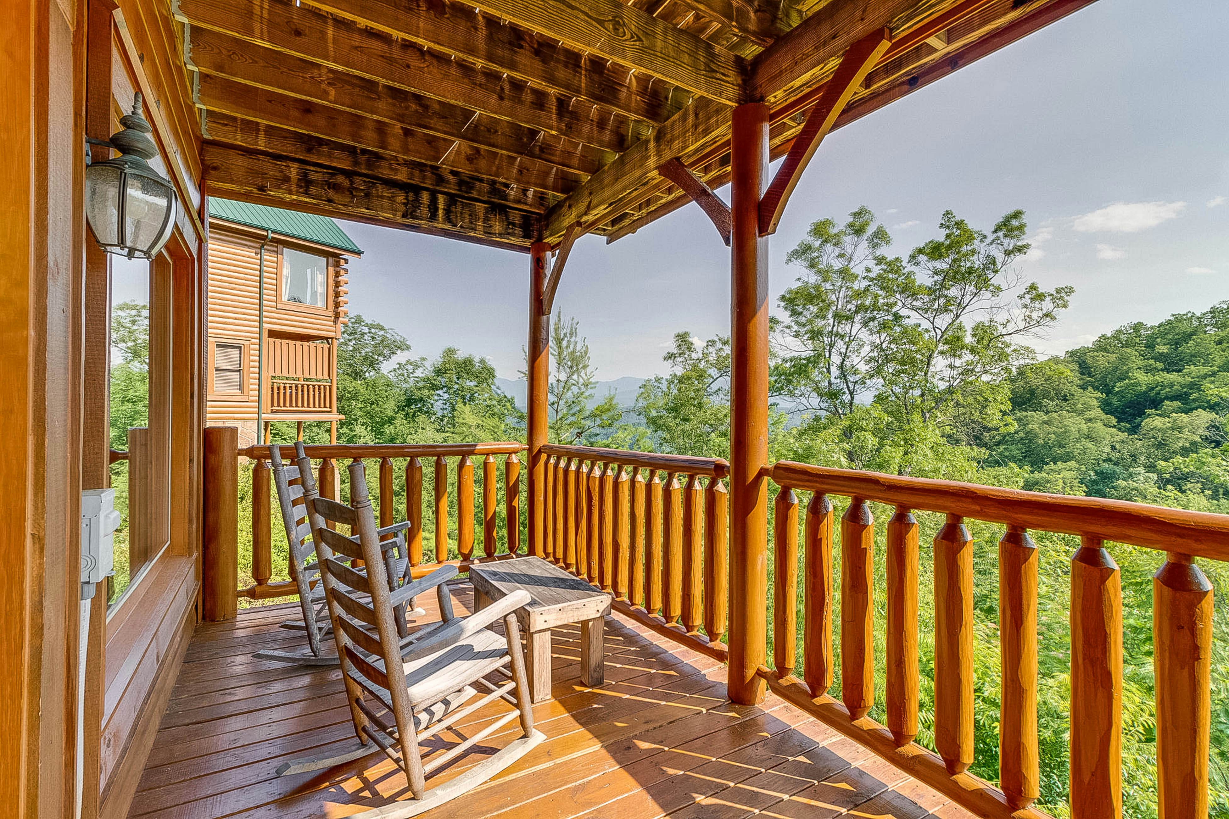 Log cabin with hot tub, mountain views, pool access + Free Attraction Tickets