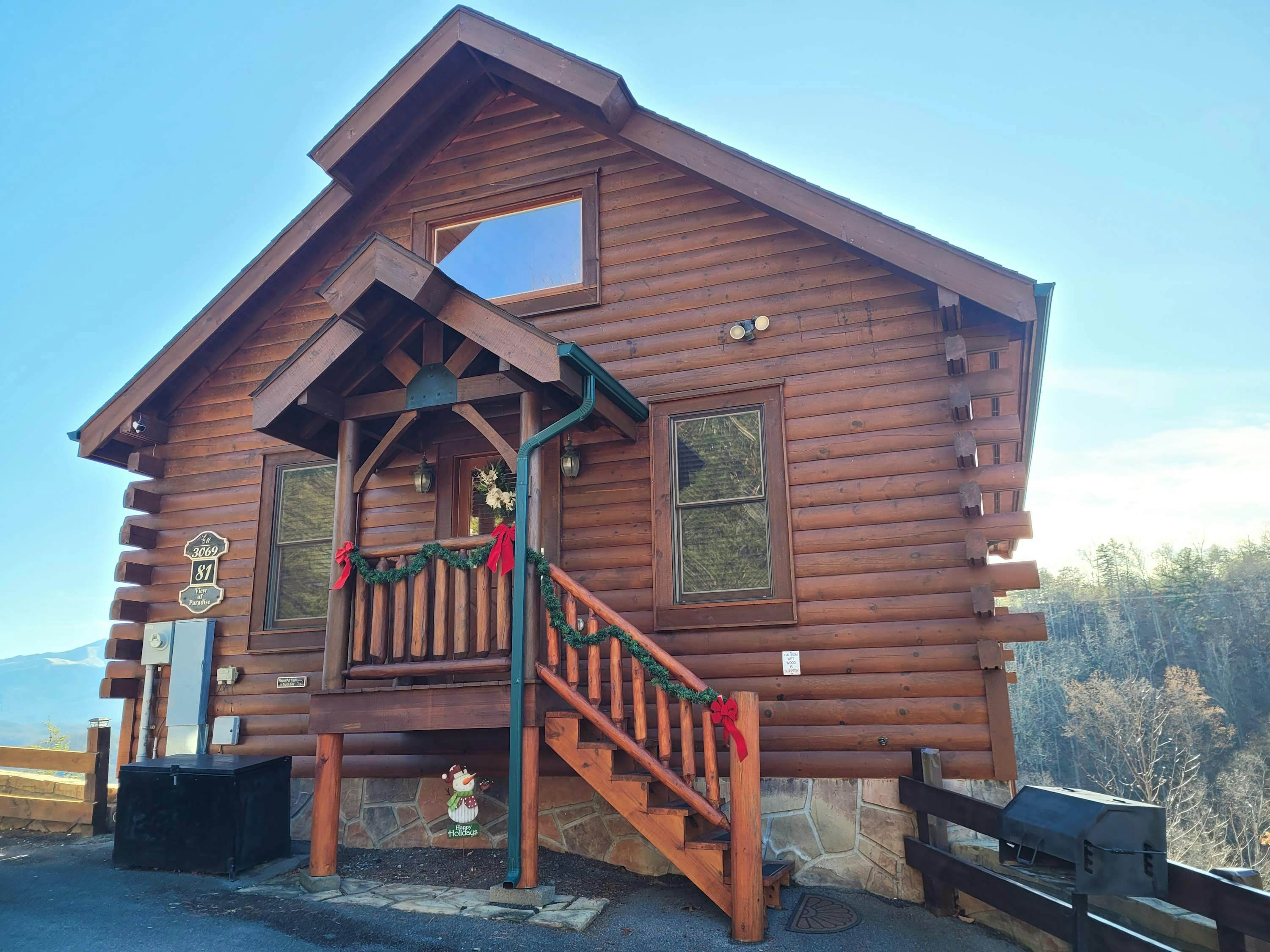 Log cabin with hot tub, mountain views, pool access + Free Attraction Tickets