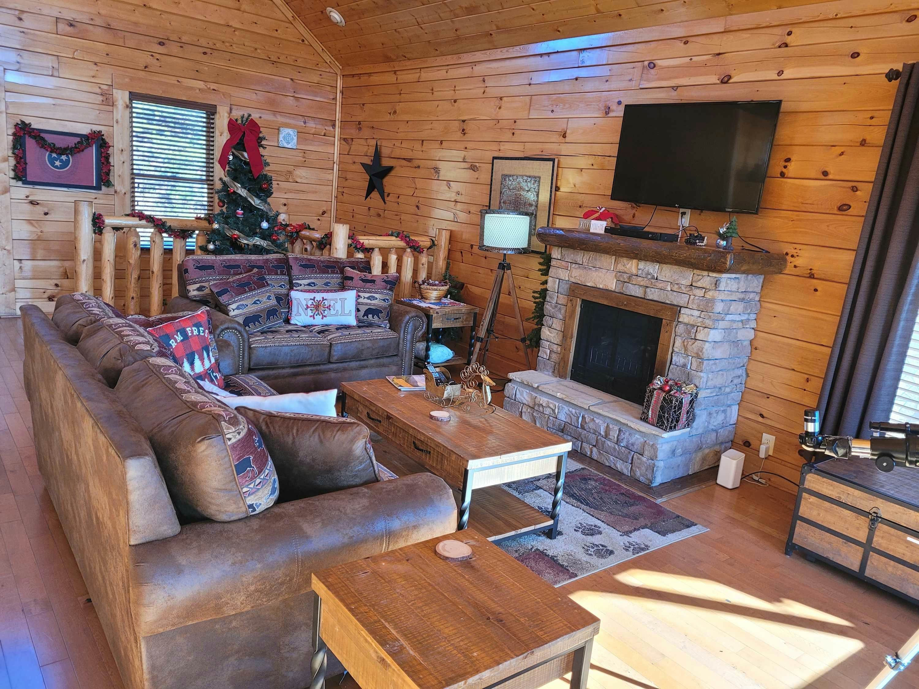 Log cabin with hot tub, mountain views, pool access + Free Attraction Tickets