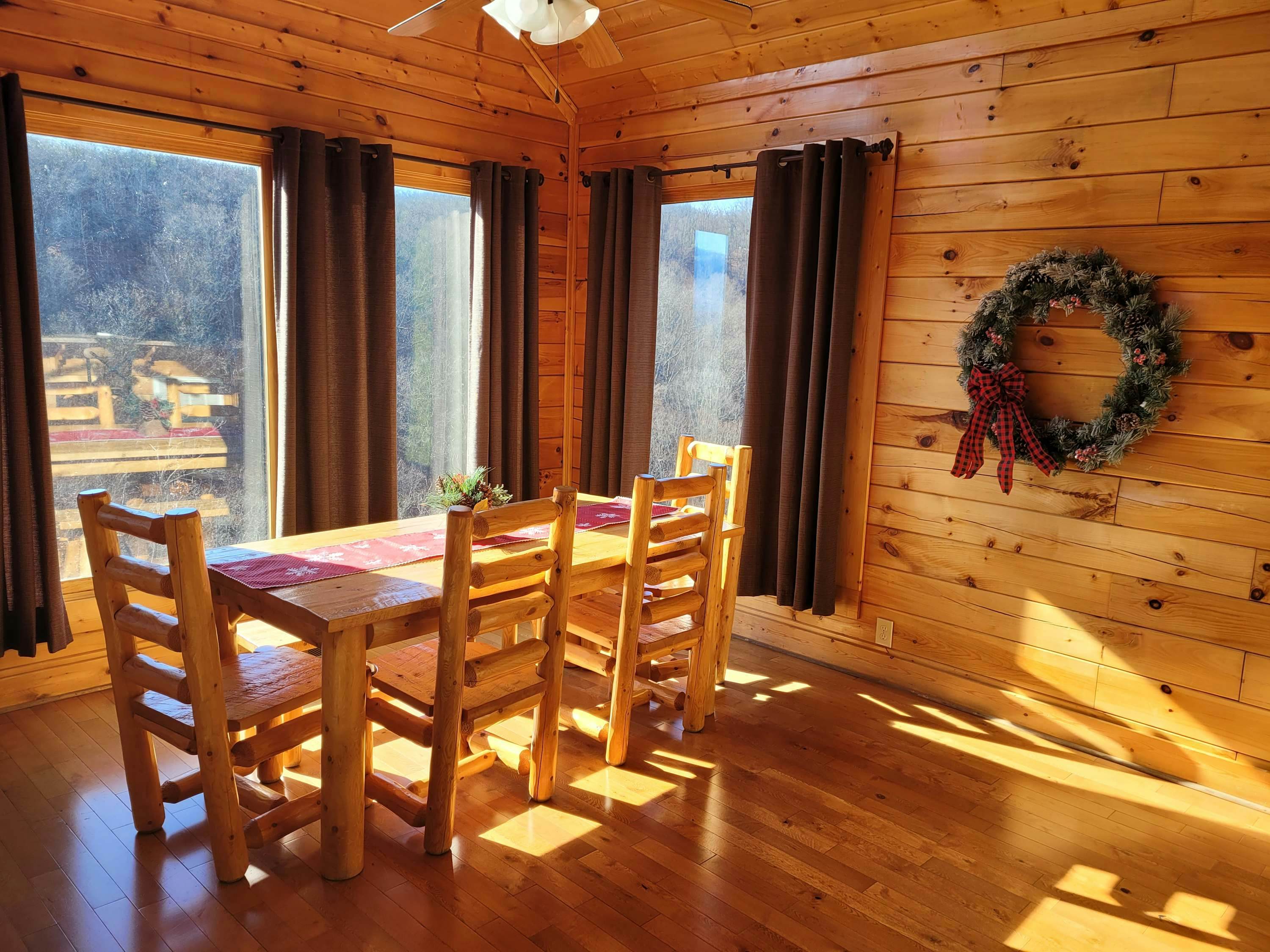 Log cabin with hot tub, mountain views, pool access + Free Attraction Tickets