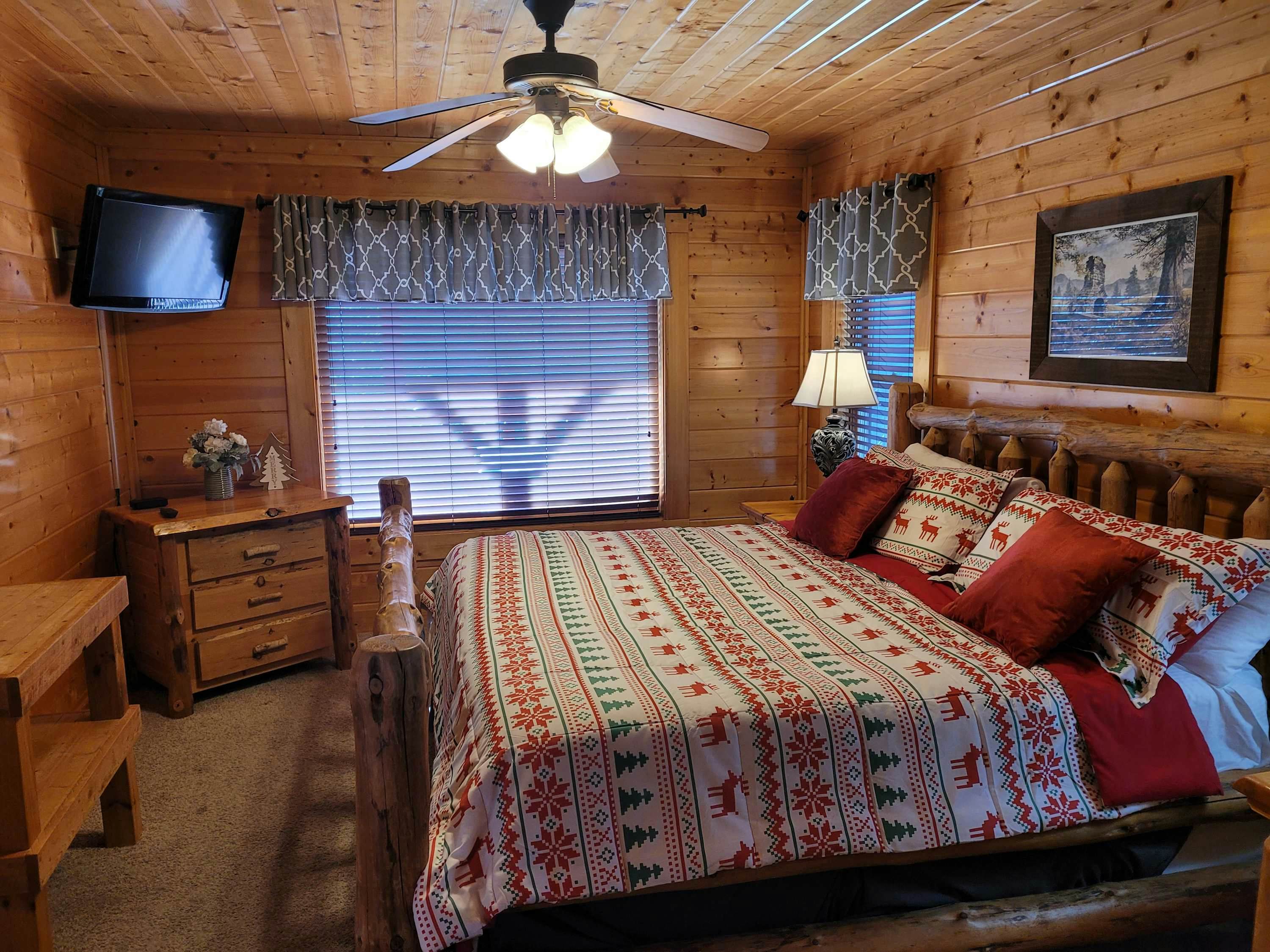 Log cabin with hot tub, mountain views, pool access + Free Attraction Tickets
