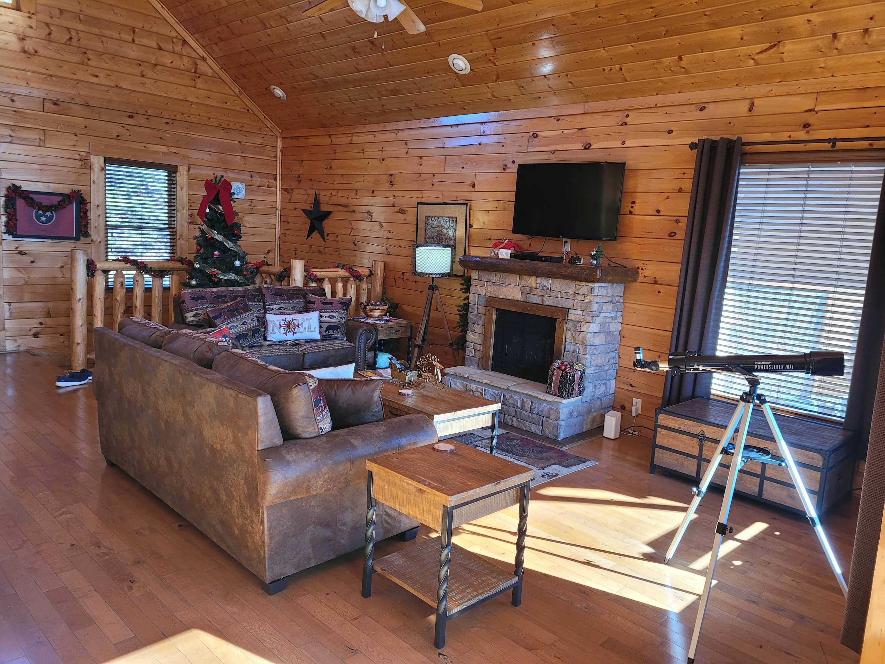 Log cabin with hot tub, mountain views, pool access + Free Attraction Tickets