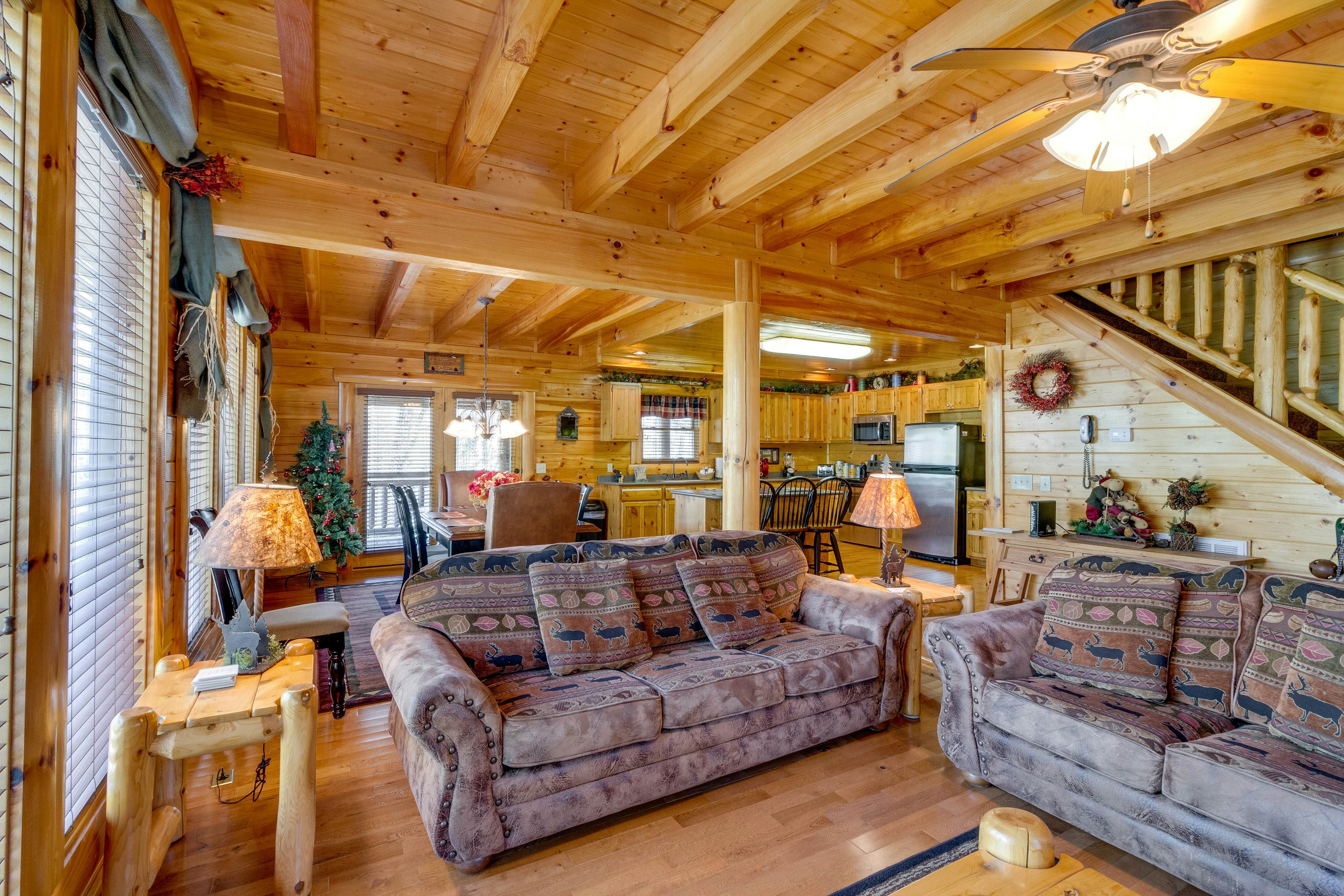 Spectacular woodland log cabin w/ Free Attraction Tickets, hot tub, & game room