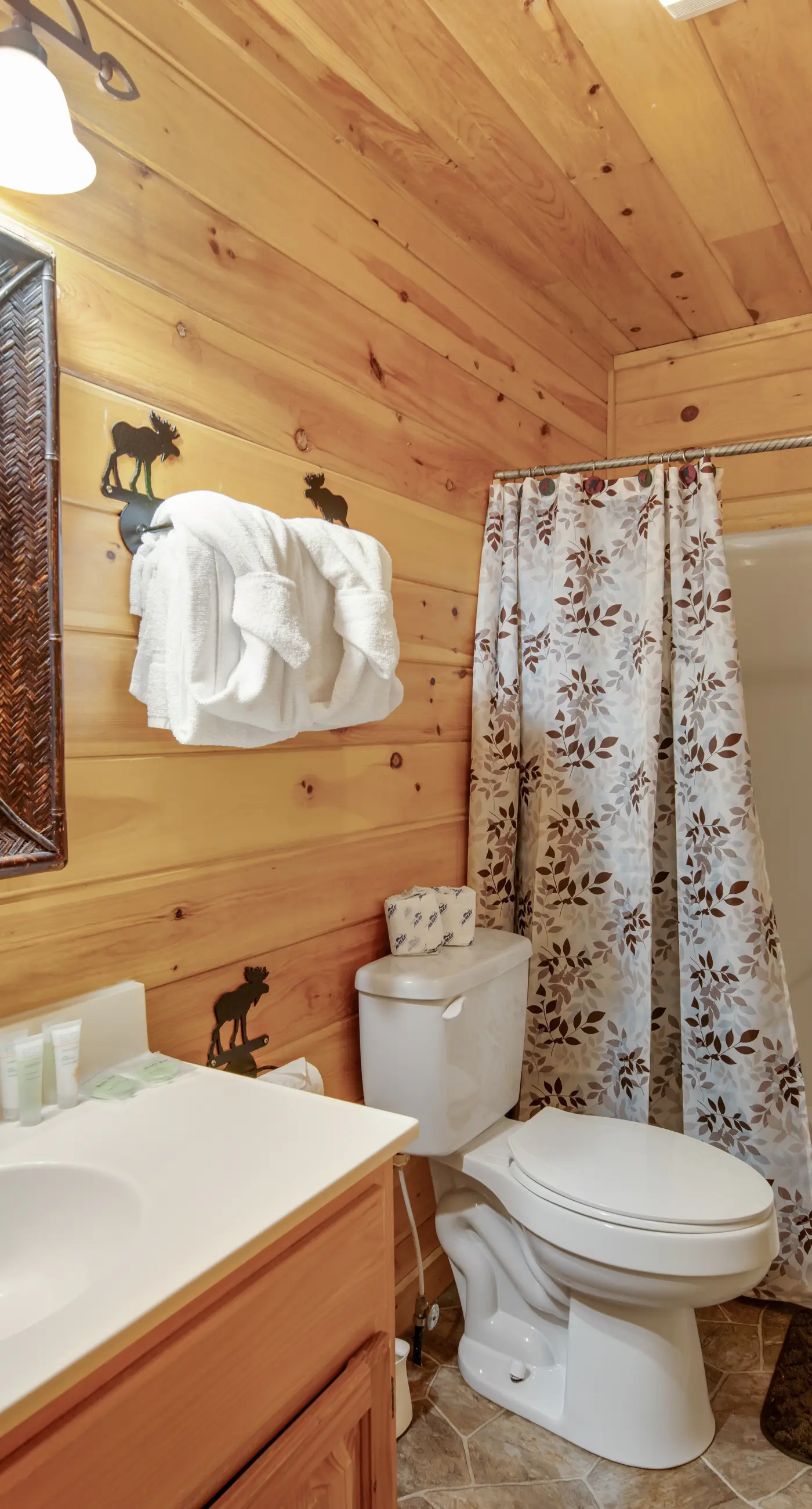 Forested Hideaway, Sleeps 14, Hot Tub, Pool Access