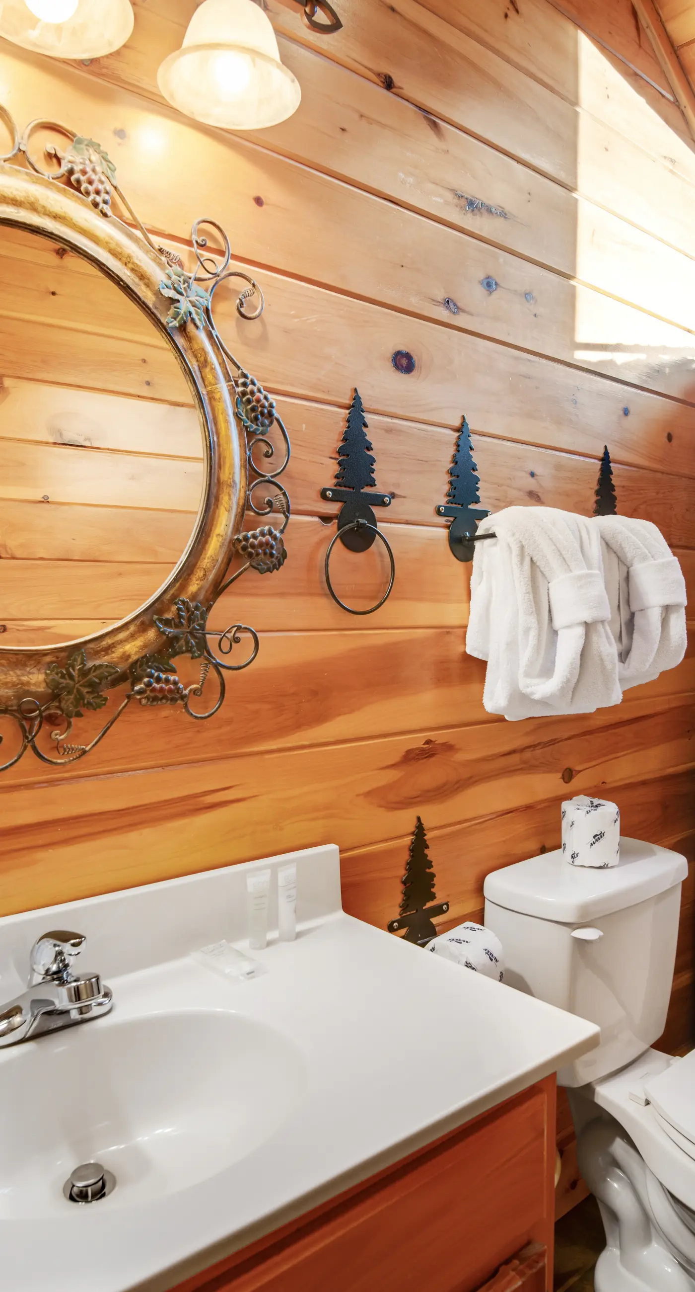 Forested Hideaway, Sleeps 14, Hot Tub, Pool Access