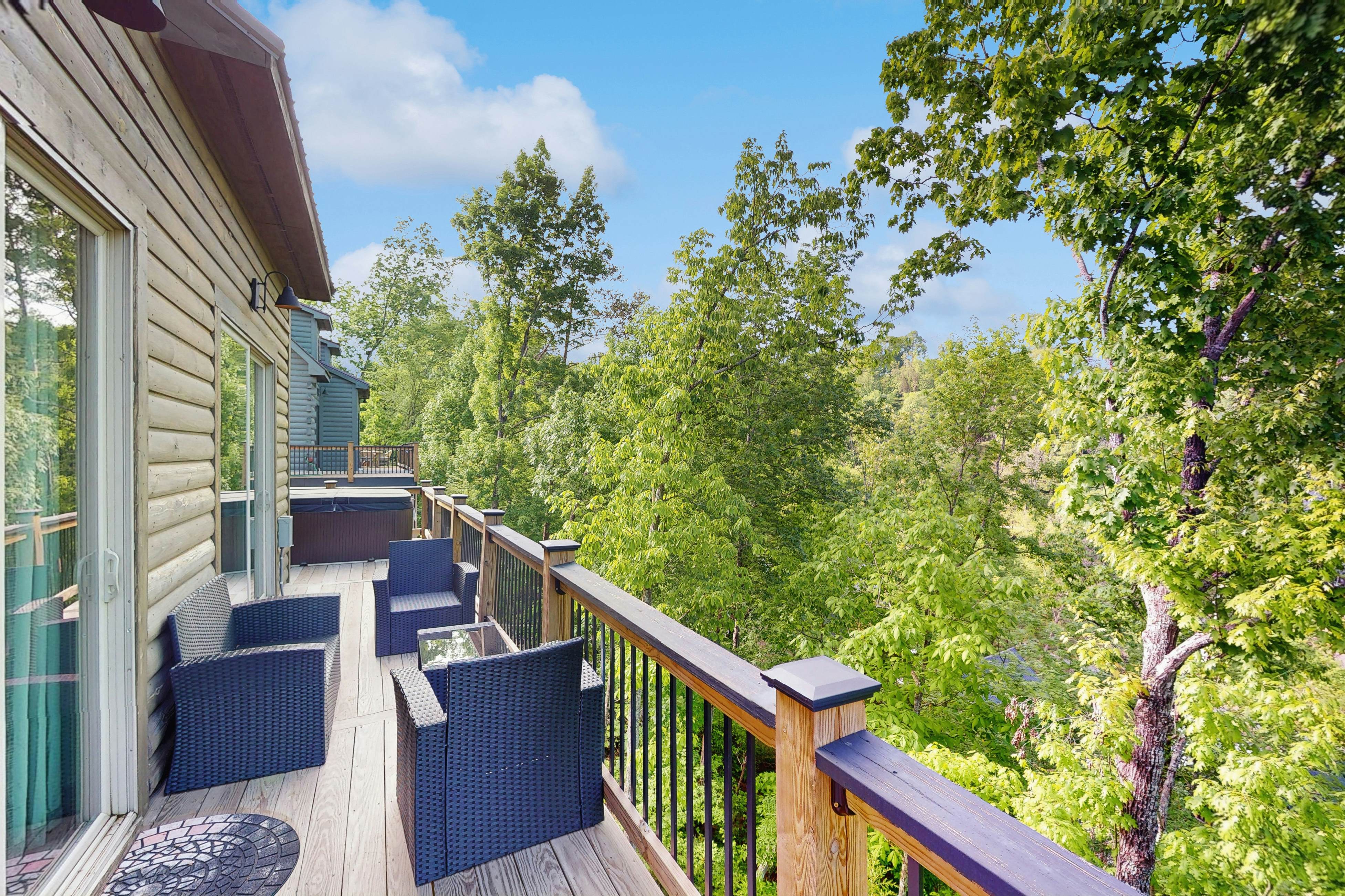 Relaxing Cabin W Mtn View, Sleeps 6・Deck・Jacuzzi