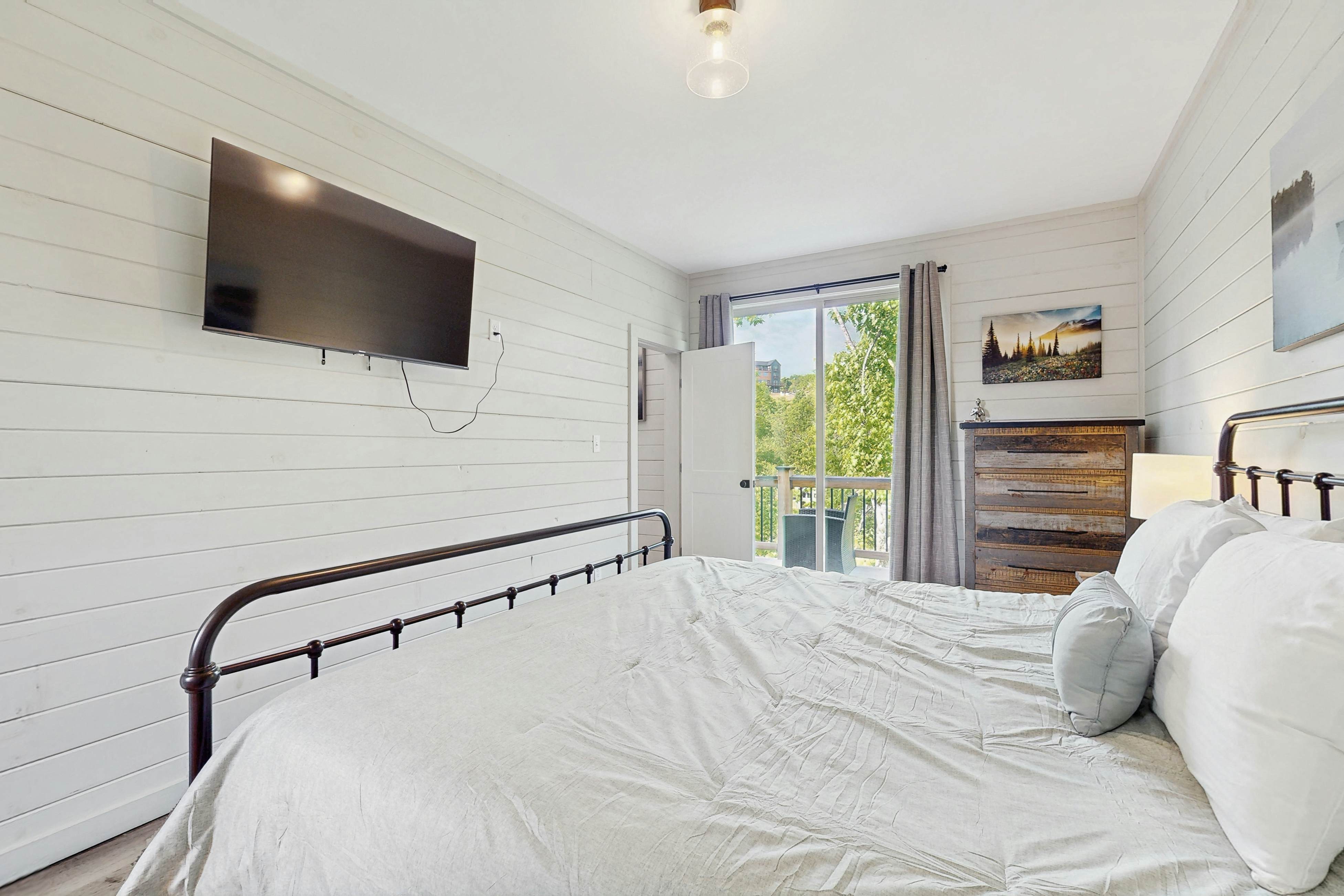 Relaxing Cabin W Mtn View, Sleeps 6・Deck・Jacuzzi